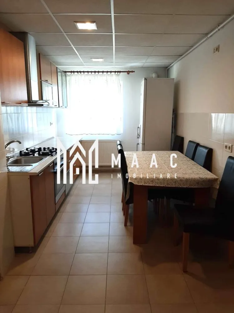 Apartament 2 camere | Balcon | Etaj intermediar | Vasile Aaron - Maac Imobiliare prezintă spre vânzare un apartament cu 2 camere decomandat, situat în cartierul Vasile Aaron, într-un imobil din structură de beton, termoizolat la exterior cu polistiren de 12 cm.

Locuința are o suprafață utilă de 50 mp, la care se adaugă balconul închis, și este compartimentată astfel:
 • 2 camere luminoase și spațioase,
 • bucătărie separată,
 • baie modernizată cu cabină de duș,
 • hol generos cu spațiu de depozitare,
 • debara practică.

Apartamentul se vinde complet mobilat și utilat, fiind gata de mutare imediată. Dotările includ:
 • centrală termică proprie pe gaz,
 • parchet laminat, gresie și faianță,
 • ușă metalică la intrare,
 • tâmplărie PVC cu geam termopan. 

Zona Vasile Aaron este una dintre cele mai căutate din Sibiu, oferind acces facil la minimarketuri, școli, grădinițe, farmacii, bănci și mijloace de transport în comun. Parcarea este disponibilă oricând lângă bloc.

Pentru mai multe informatii specificati ca ati vazut anuntul cu ID: CP2732904