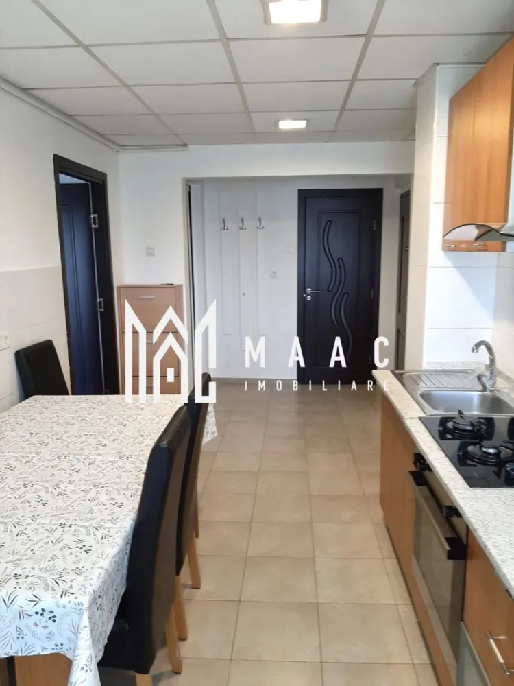 Apartament 2 camere | Balcon | Etaj intermediar | Vasile Aaron - Maac Imobiliare prezintă spre vânzare un apartament cu 2 camere decomandat, situat în cartierul Vasile Aaron, într-un imobil din structură de beton, termoizolat la exterior cu polistiren de 12 cm.

Locuința are o suprafață utilă de 50 mp, la care se adaugă balconul închis, și este compartimentată astfel:
 • 2 camere luminoase și spațioase,
 • bucătărie separată,
 • baie modernizată cu cabină de duș,
 • hol generos cu spațiu de depozitare,
 • debara practică.

Apartamentul se vinde complet mobilat și utilat, fiind gata de mutare imediată. Dotările includ:
 • centrală termică proprie pe gaz,
 • parchet laminat, gresie și faianță,
 • ușă metalică la intrare,
 • tâmplărie PVC cu geam termopan. 

Zona Vasile Aaron este una dintre cele mai căutate din Sibiu, oferind acces facil la minimarketuri, școli, grădinițe, farmacii, bănci și mijloace de transport în comun. Parcarea este disponibilă oricând lângă bloc.

Pentru mai multe informatii specificati ca ati vazut anuntul cu ID: CP2732904