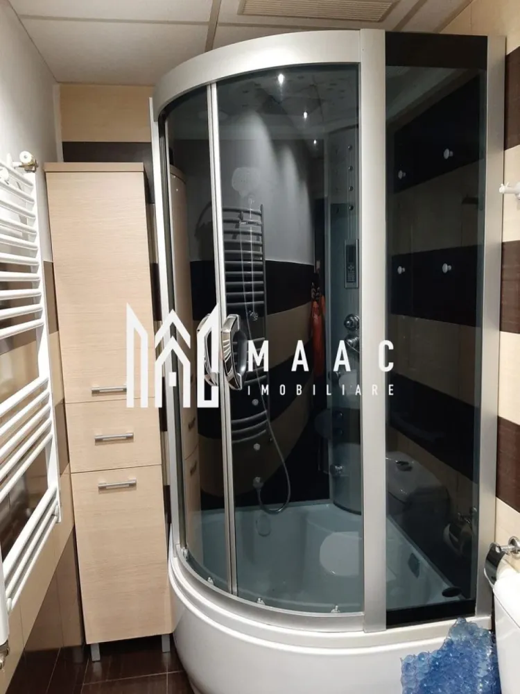 Apartament 2 camere | Balcon | Etaj intermediar | Vasile Aaron - Maac Imobiliare prezintă spre vânzare un apartament cu 2 camere decomandat, situat în cartierul Vasile Aaron, într-un imobil din structură de beton, termoizolat la exterior cu polistiren de 12 cm.

Locuința are o suprafață utilă de 50 mp, la care se adaugă balconul închis, și este compartimentată astfel:
 • 2 camere luminoase și spațioase,
 • bucătărie separată,
 • baie modernizată cu cabină de duș,
 • hol generos cu spațiu de depozitare,
 • debara practică.

Apartamentul se vinde complet mobilat și utilat, fiind gata de mutare imediată. Dotările includ:
 • centrală termică proprie pe gaz,
 • parchet laminat, gresie și faianță,
 • ușă metalică la intrare,
 • tâmplărie PVC cu geam termopan. 

Zona Vasile Aaron este una dintre cele mai căutate din Sibiu, oferind acces facil la minimarketuri, școli, grădinițe, farmacii, bănci și mijloace de transport în comun. Parcarea este disponibilă oricând lângă bloc.

Pentru mai multe informatii specificati ca ati vazut anuntul cu ID: CP2732904