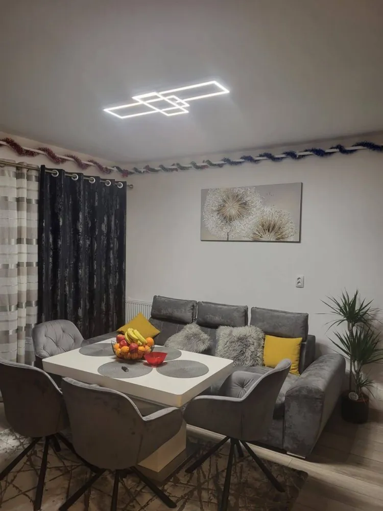 BRASADAS vinde ap 2 cam modern în Florești bloc nou 2025 - Agenția imobiliara BRASADAS vinde apartament modern în Florești bloc nou, CF 2025 | Etaj 3 | 41 m + balcon 3,5 m | Parcare inclusă | Teren privat cu poartă de acces
Te așteaptă un apartament cochet, luminos și foarte bine compartimentat, situat la etajul 3 al unui bloc nou, dotat cu lift și cu un vibe extrem de plăcut. Totul este pregătit pentru noii proprietari acte la zi, CF emis în 2025.
Locație: Florești
În zonă regăsești diverse puncte de interes, inclusiv Muzeul Apei, care completează farmecul localității.
Detalii utile:
Suprafață utilă: 41 m
Balcon generos: 3,5 m perfect pentru momente de relaxare
Loc de parcare inclus în preț, cu CF separat
Acces pe teren privat, cu poartă automată pentru siguranță și confort suplimentar
Preț: 99.500 (negociabil)
O alegere excelentă pentru cei care caută confort, liniște și o investiție sigură.
Locuința este ideală atât pentru locuit, cât și pentru investiție ușor de mobilat, ușor de iubit, ușor de închiriat.
Dacă îți dorești un apartament gata de mutat , într-un ansamblu armonios și bine organizat, acesta poate fi locul perfect.
Www.brasadas.com.