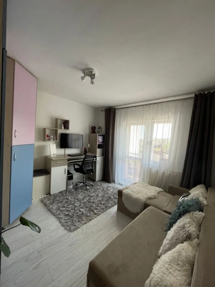 Apartament 2 camere de vanzare in Marasti - Vând apartament cu 2 camere, aflat la etajul 4, cu o suprafață de 52 mp. Este finisat și se vinde complet mobilat și utilat, exact cum se vede. Camerele sunt luminoase și au o atmosferă plăcută, iar bucătăria este dotată cu electrocasnice moderne și are un design actual.

Apartamentul este situat într-o zonă foarte bună, aproape de magazine, restaurante, cafenele și mijloace de transport în comun. În apropiere sunt și parcuri, ideale pentru relaxare.

Dacă ești interesat și vrei să îl vezi, mă poți contacta pentru detalii sau pentru a stabili o vizionare.