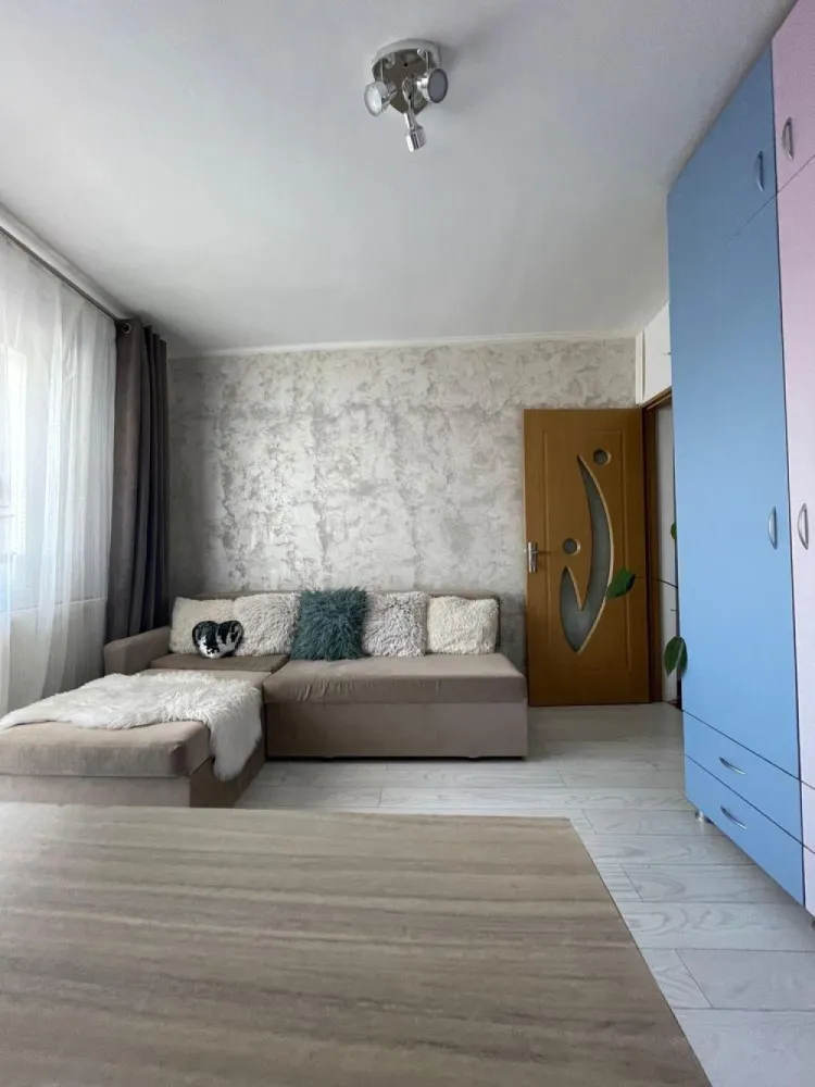Apartament 2 camere de vanzare in Marasti - Vând apartament cu 2 camere, aflat la etajul 4, cu o suprafață de 52 mp. Este finisat și se vinde complet mobilat și utilat, exact cum se vede. Camerele sunt luminoase și au o atmosferă plăcută, iar bucătăria este dotată cu electrocasnice moderne și are un design actual.

Apartamentul este situat într-o zonă foarte bună, aproape de magazine, restaurante, cafenele și mijloace de transport în comun. În apropiere sunt și parcuri, ideale pentru relaxare.

Dacă ești interesat și vrei să îl vezi, mă poți contacta pentru detalii sau pentru a stabili o vizionare.