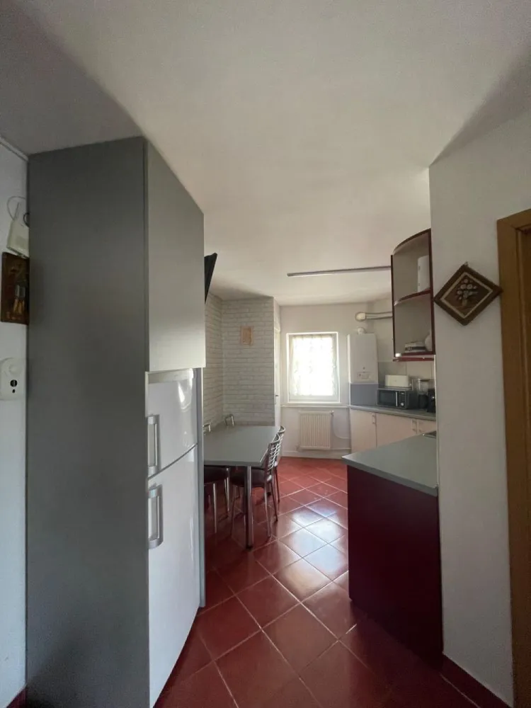 Apartament 2 camere de vanzare in Marasti - Vând apartament cu 2 camere, aflat la etajul 4, cu o suprafață de 52 mp. Este finisat și se vinde complet mobilat și utilat, exact cum se vede. Camerele sunt luminoase și au o atmosferă plăcută, iar bucătăria este dotată cu electrocasnice moderne și are un design actual.

Apartamentul este situat într-o zonă foarte bună, aproape de magazine, restaurante, cafenele și mijloace de transport în comun. În apropiere sunt și parcuri, ideale pentru relaxare.

Dacă ești interesat și vrei să îl vezi, mă poți contacta pentru detalii sau pentru a stabili o vizionare.