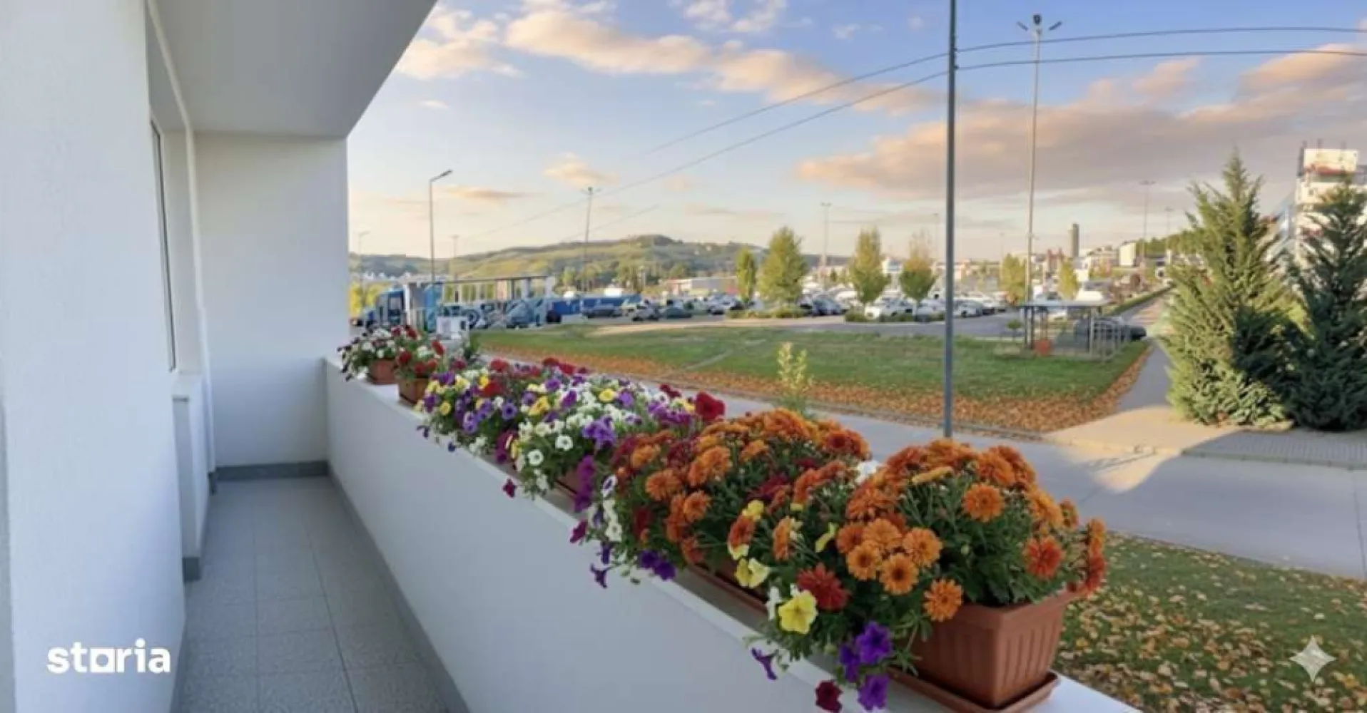 PF vand apartament 3 camere 70mp in curte la Vivo nu se plateste tva - Persoană fizică, vând apartament cu 3 camere 70 mp Cluj.Curte la Vivo Shopig Center. CF liber de sarcini, fără TVA de 21% către stat !!!Persoană fizică, vând apartament 3 camere 70 mp !!! Nu se plateste TVA 21% !!!In curte Vivo Shopig Center Situat în una dintre cele mai dinamice zone rezidențiale din județul Cluj, acest apartament de 3 camere reprezintă o oportunitate excelentă atât pentru familie, cât și pentru investiție. Amplasat "lipit" de mall-ul VIVO Cluj-Napoca. Rezidenta oferă acces rapid la facilități comerciale, transport și infrastructură urbană. CF liber de sarcini.Compartimentare:Living spațiosHolBaieBalcon Orientare sudică avantajoasă și view spre VivoApartament cu CF individual liber de sarciniEtaj 1Zonă liniștită, aproape de magazine, stații de autobuz (5 min) și alte puncte de interes.Loc de joacă pentru copii în 50m– ideal pentru familii.O investiție de viitor într-o zonă cu potențial de creștere Costuri de întreținere reduse – apartamentul menține o temperatură constantă: iarna este călduros cu consum redus de gaz, iar vara rămâne răcoros. Aer conditionat.Se poate locui imediat, fără a fi necesare investiții suplimentareAvantaj important: fiind vândut de persoană fizică, NU se plătește TVA de 21% către stat.