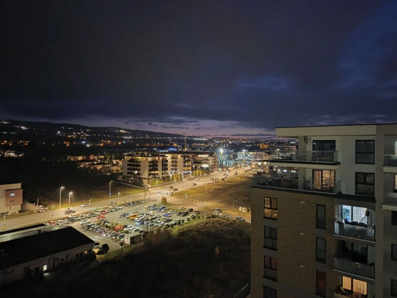 Apartament 2 camere Grand Hill Residence – Bună Ziua Parcare subterana - Se vinde un apartament cu doua camere semidecomandat, situat la etajul 10 al unui imobil cu 10 niveluri din cartierul Buna Ziua, zona Grand Hotel Italia.

Locuinta are o suprafata utila de 57 mp si se compune dintr-un living cu bucatarie open-space, o baie, un hol la care se adauga un balcon.

Finisajele sunt moderne incalzirea se face prin centrala termica proprie ferestrele sunt de tip termopan cu profil PVC iar peretii sunt zugraviti in lavabil.

Zona este linistita cu multe spatii verzi fiind si foarte aproape de mijloacele de transport in comun magazine farmacie unitati de invatamant parc si cu acces facil spre Centrul orasului.

Apartamentul se preda complet mobilat si utilat si este potrivit ca locuinta pentru o familie sau un cuplu tanar dar si ca investitie fiind excelent pentru inchiriere datorita pozitionarii. (Nord-est)
Disponibil imediat. Acte in regula
Pentru detalii scrieti pe WhatsApp, 

Apartamentul dispune si de parcare subteranana (inclusa in pretul apartamentului)