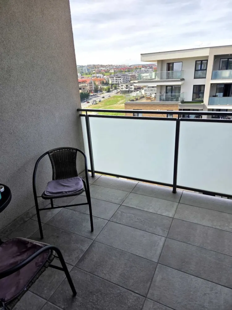 Apartament 2 camere Grand Hill Residence – Bună Ziua Parcare subterana - Se vinde un apartament cu doua camere semidecomandat, situat la etajul 10 al unui imobil cu 10 niveluri din cartierul Buna Ziua, zona Grand Hotel Italia.

Locuinta are o suprafata utila de 57 mp si se compune dintr-un living cu bucatarie open-space, o baie, un hol la care se adauga un balcon.

Finisajele sunt moderne incalzirea se face prin centrala termica proprie ferestrele sunt de tip termopan cu profil PVC iar peretii sunt zugraviti in lavabil.

Zona este linistita cu multe spatii verzi fiind si foarte aproape de mijloacele de transport in comun magazine farmacie unitati de invatamant parc si cu acces facil spre Centrul orasului.

Apartamentul se preda complet mobilat si utilat si este potrivit ca locuinta pentru o familie sau un cuplu tanar dar si ca investitie fiind excelent pentru inchiriere datorita pozitionarii. (Nord-est)
Disponibil imediat. Acte in regula
Pentru detalii scrieti pe WhatsApp, 

Apartamentul dispune si de parcare subteranana (inclusa in pretul apartamentului)