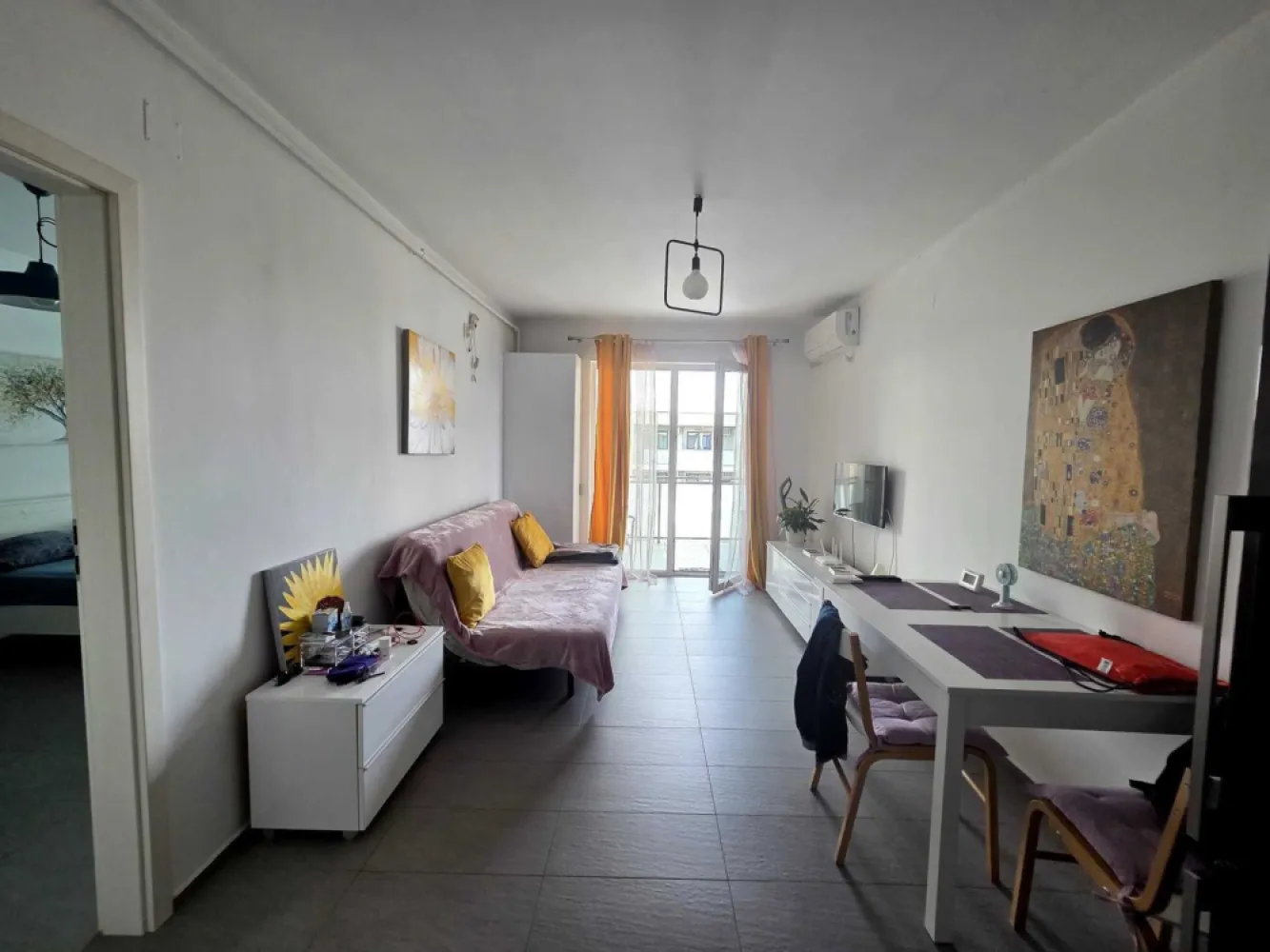 Apartament 2 camere Grand Hill Residence – Bună Ziua Parcare subterana - Se vinde un apartament cu doua camere semidecomandat, situat la etajul 10 al unui imobil cu 10 niveluri din cartierul Buna Ziua, zona Grand Hotel Italia.

Locuinta are o suprafata utila de 57 mp si se compune dintr-un living cu bucatarie open-space, o baie, un hol la care se adauga un balcon.

Finisajele sunt moderne incalzirea se face prin centrala termica proprie ferestrele sunt de tip termopan cu profil PVC iar peretii sunt zugraviti in lavabil.

Zona este linistita cu multe spatii verzi fiind si foarte aproape de mijloacele de transport in comun magazine farmacie unitati de invatamant parc si cu acces facil spre Centrul orasului.

Apartamentul se preda complet mobilat si utilat si este potrivit ca locuinta pentru o familie sau un cuplu tanar dar si ca investitie fiind excelent pentru inchiriere datorita pozitionarii. (Nord-est)
Disponibil imediat. Acte in regula
Pentru detalii scrieti pe WhatsApp, 

Apartamentul dispune si de parcare subteranana (inclusa in pretul apartamentului)