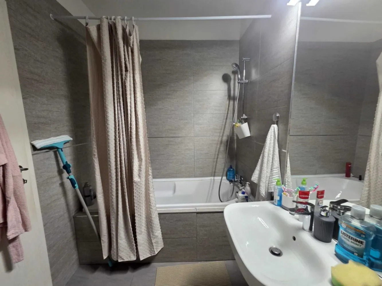 Apartament 2 camere Grand Hill Residence – Bună Ziua Parcare subterana - Se vinde un apartament cu doua camere semidecomandat, situat la etajul 10 al unui imobil cu 10 niveluri din cartierul Buna Ziua, zona Grand Hotel Italia.

Locuinta are o suprafata utila de 57 mp si se compune dintr-un living cu bucatarie open-space, o baie, un hol la care se adauga un balcon.

Finisajele sunt moderne incalzirea se face prin centrala termica proprie ferestrele sunt de tip termopan cu profil PVC iar peretii sunt zugraviti in lavabil.

Zona este linistita cu multe spatii verzi fiind si foarte aproape de mijloacele de transport in comun magazine farmacie unitati de invatamant parc si cu acces facil spre Centrul orasului.

Apartamentul se preda complet mobilat si utilat si este potrivit ca locuinta pentru o familie sau un cuplu tanar dar si ca investitie fiind excelent pentru inchiriere datorita pozitionarii. (Nord-est)
Disponibil imediat. Acte in regula
Pentru detalii scrieti pe WhatsApp, 

Apartamentul dispune si de parcare subteranana (inclusa in pretul apartamentului)