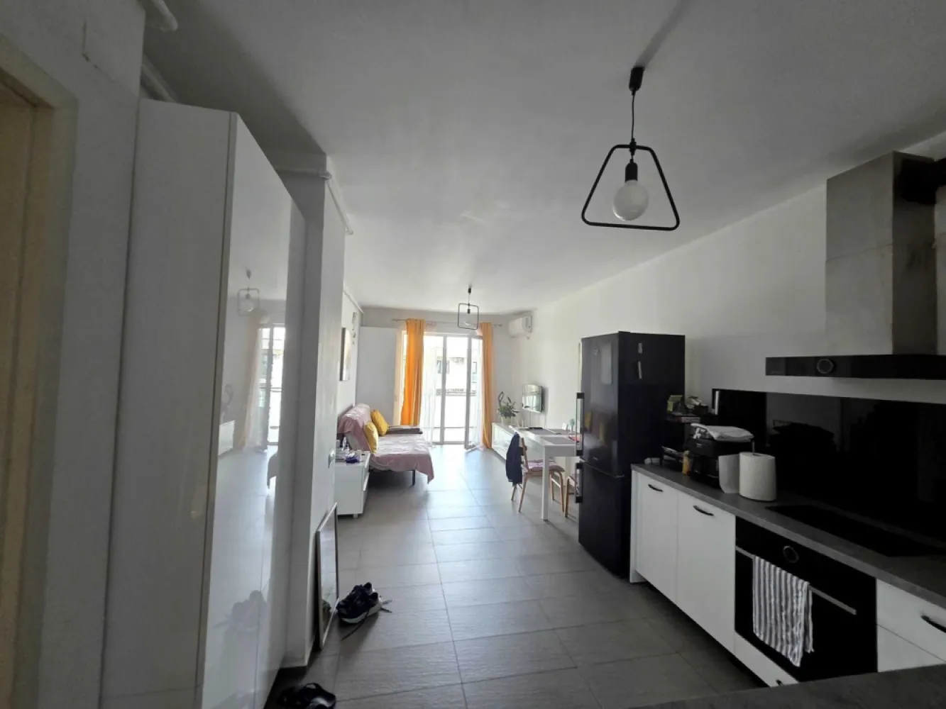 Apartament 2 camere Grand Hill Residence – Bună Ziua Parcare subterana - Se vinde un apartament cu doua camere semidecomandat, situat la etajul 10 al unui imobil cu 10 niveluri din cartierul Buna Ziua, zona Grand Hotel Italia.

Locuinta are o suprafata utila de 57 mp si se compune dintr-un living cu bucatarie open-space, o baie, un hol la care se adauga un balcon.

Finisajele sunt moderne incalzirea se face prin centrala termica proprie ferestrele sunt de tip termopan cu profil PVC iar peretii sunt zugraviti in lavabil.

Zona este linistita cu multe spatii verzi fiind si foarte aproape de mijloacele de transport in comun magazine farmacie unitati de invatamant parc si cu acces facil spre Centrul orasului.

Apartamentul se preda complet mobilat si utilat si este potrivit ca locuinta pentru o familie sau un cuplu tanar dar si ca investitie fiind excelent pentru inchiriere datorita pozitionarii. (Nord-est)
Disponibil imediat. Acte in regula
Pentru detalii scrieti pe WhatsApp, 

Apartamentul dispune si de parcare subteranana (inclusa in pretul apartamentului)