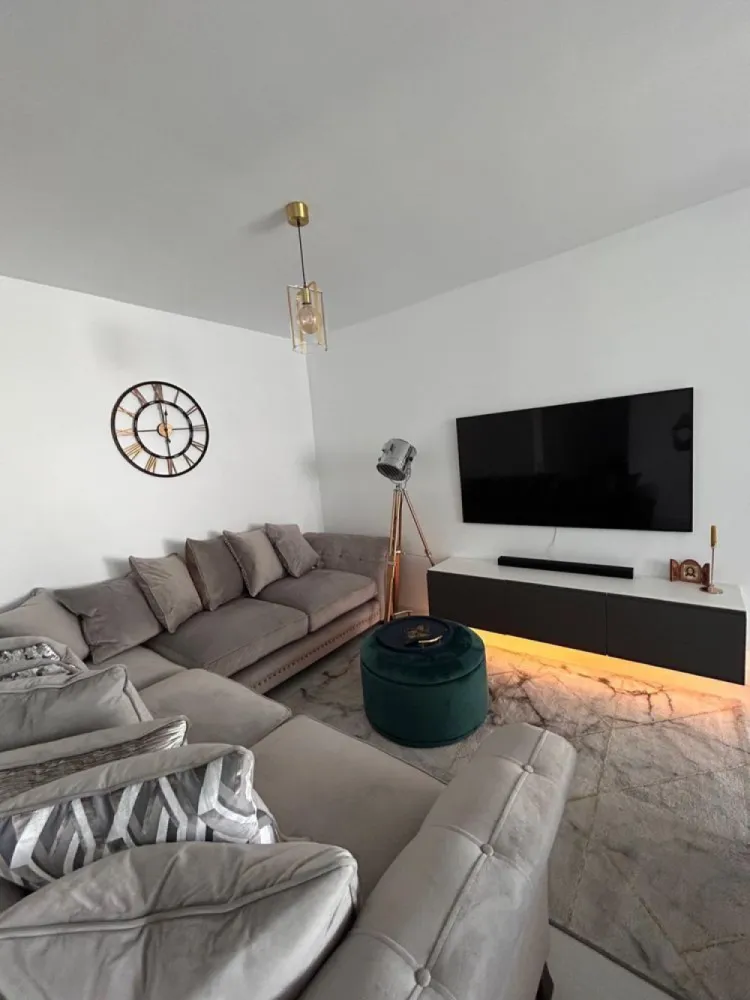 Apartament Spitalul Regional Floresti - Preț negociabil.
Imobil disponibil pentru vânzare începând cu 15 ianuarie 2026.
În prezent, proprietatea este închiriată, cu contract activ.

Pentru informații suplimentare, vă rugăm să ne contactați în privat la WhatsApp: 07********34.

Loc de parcare subteran: 10.000 euro