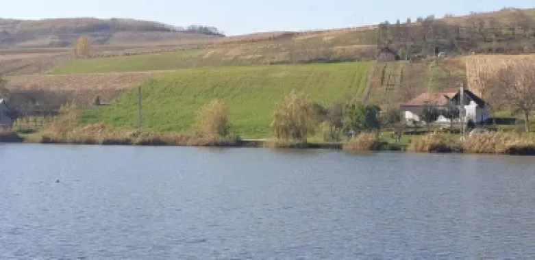 De vanzare teren cu front la LAC
