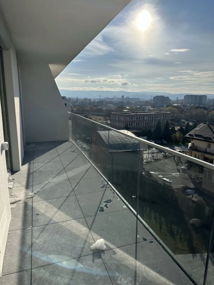BRASADAS vinde Ap 2 cam 60mp CF terasa garaj Elite City. - Agentia Imobiliara BRASADAS vinde apartament de 2 camere, semifinisat, 60 mp utili + terasă 11 mp, parcare subterana – Elite City Cluj-Napoca.

Cu CF, se accepta cash sau credit

Pret 189.990 euro TVA inclus

Etaj 5/7, cu priveliște panoramica spectaculoasa asupra Clujului, fiind orientat Vestic si fara cladiri care sa obtureze vederea.
⸻

Detalii tehnice apartament
• Suprafață utilă: 58,42 mp
• Bucătărie separata cu acces direct pe terasa
• Living generos cu priveliste si acces pe balcon
• Dormitor matrimonial
• Terasă: 11 mp, cu vedere deschisă asupra orașului

Se poate finisa la cerere.
Se poate preda chiar si mobilat utilat la cheie.

⸻

Parcarea subterană
• Disponibilă suplimentar, la prețul de 15990 € + TVA

Www.brasadas.com.