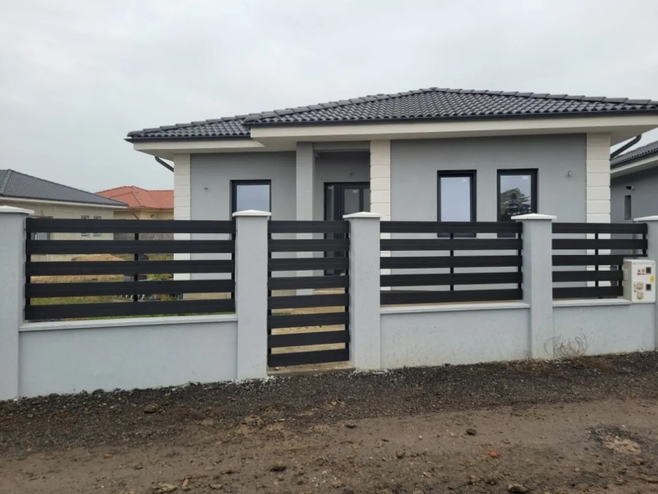 Casă de vânzare,luminoasă,ṣi bine compartimentată- orientare excelentă - Ofer spre vânzare o casă de 90 m2 utili, pe un teren generos de 320 m2, cu compartimentare practică și bine gândită.
3 camere
Living cu bucătărie open-space
Cămară și dressing
2 băi
Terasă de 15 m2
Proprietatea beneficiază de luminozitate naturală pe tot parcursul zilei, oferind o bază
excelentă pentru personalizarea spaţiilor după propriul stil. Imobilul este situat in zona str Petre Ispirescu într-o zonă liniștită și bine cotată, aproape de facilități și mijloace de transport 
Pentru mai multe detalii şi programarea unei vizionări, vă rog să mă contactați.