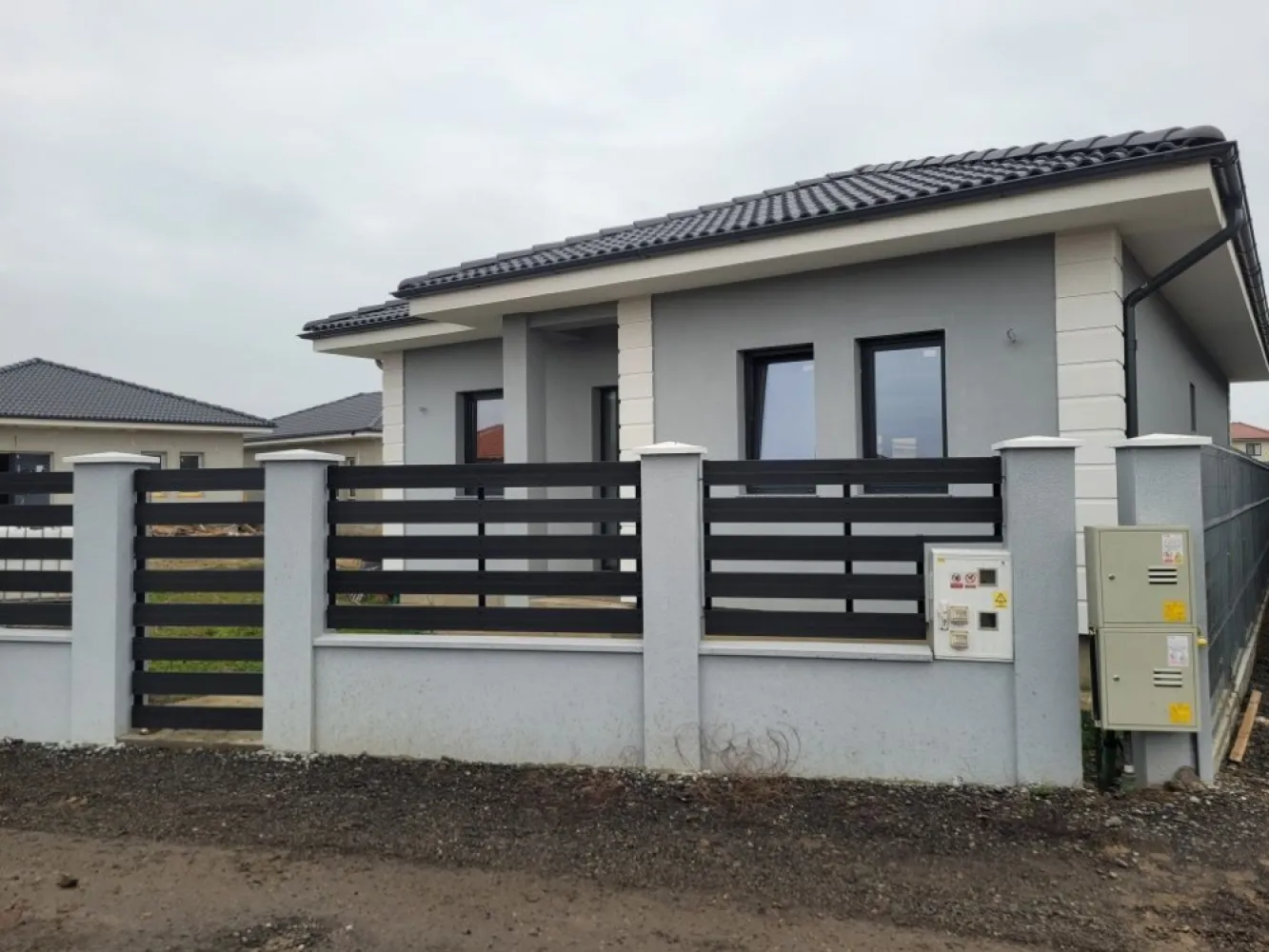 Casă de vânzare,luminoasă,ṣi bine compartimentată- orientare excelentă - Ofer spre vânzare o casă de 90 m2 utili, pe un teren generos de 320 m2, cu compartimentare practică și bine gândită.
3 camere
Living cu bucătărie open-space
Cămară și dressing
2 băi
Terasă de 15 m2
Proprietatea beneficiază de luminozitate naturală pe tot parcursul zilei, oferind o bază
excelentă pentru personalizarea spaţiilor după propriul stil. Imobilul este situat in zona str Petre Ispirescu într-o zonă liniștită și bine cotată, aproape de facilități și mijloace de transport 
Pentru mai multe detalii şi programarea unei vizionări, vă rog să mă contactați.