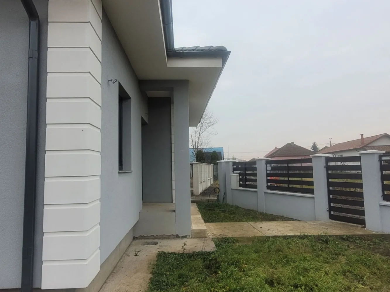 Casă de vânzare,luminoasă,ṣi bine compartimentată- orientare excelentă - Ofer spre vânzare o casă de 90 m2 utili, pe un teren generos de 320 m2, cu compartimentare practică și bine gândită.
3 camere
Living cu bucătărie open-space
Cămară și dressing
2 băi
Terasă de 15 m2
Proprietatea beneficiază de luminozitate naturală pe tot parcursul zilei, oferind o bază
excelentă pentru personalizarea spaţiilor după propriul stil. Imobilul este situat in zona str Petre Ispirescu într-o zonă liniștită și bine cotată, aproape de facilități și mijloace de transport 
Pentru mai multe detalii şi programarea unei vizionări, vă rog să mă contactați.