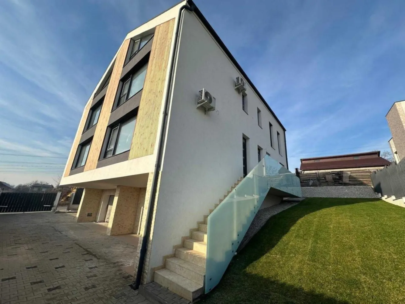 2 Apartamente in vila, zona panoramica, Dambu Rotund, 299900 euro - Va oferim spre vanzare 2 apartamente spatioase, moderne, direct de la dezvoltator, situate intr-o zona de case cu priveliste panoramica, la 3 minute de gara, in Dambu Rotund.
Proprietatea este amplasata intr-o zona accesibila, extrem de avantajoasa, aproape de orice punct de interes urban. Imobilul este in curs de finalizare, cu receptie in septembrie 2025.
Are o suprafata de 244 mp cu regim de inaltime D+P+E+mansarda compus din: demisol cu garaj si spatiu tehnic; parter spatios cu hol de acces, living cu bucatarie si zona de dining, baie si un birou; etajul 1 cu 2 dormitoare cu baie proprie si dressing; mansarda este un spatiu deschis care poate avea diferite destinatii, cu priveliste panoramica deasupra orasului.
Zona verde are o suprafata de 131 mp.
Se vinde semifinisat, centrala termica cu incalzire in pardoseala, aparate de aer conditionat si curtea amenajata.
Pret: 299.900 euro + TVA/unitate.