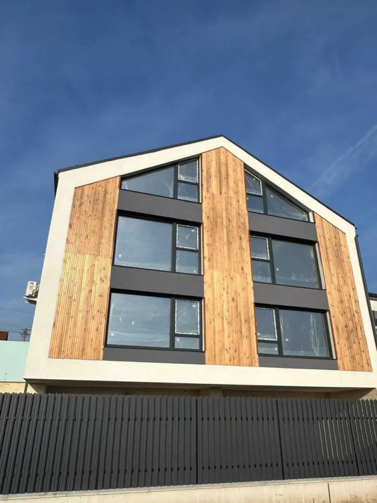 2 Apartamente in vila, zona panoramica, Dambu Rotund, 299900 euro - Va oferim spre vanzare 2 apartamente spatioase, moderne, direct de la dezvoltator, situate intr-o zona de case cu priveliste panoramica, la 3 minute de gara, in Dambu Rotund.
Proprietatea este amplasata intr-o zona accesibila, extrem de avantajoasa, aproape de orice punct de interes urban. Imobilul este in curs de finalizare, cu receptie in septembrie 2025.
Are o suprafata de 244 mp cu regim de inaltime D+P+E+mansarda compus din: demisol cu garaj si spatiu tehnic; parter spatios cu hol de acces, living cu bucatarie si zona de dining, baie si un birou; etajul 1 cu 2 dormitoare cu baie proprie si dressing; mansarda este un spatiu deschis care poate avea diferite destinatii, cu priveliste panoramica deasupra orasului.
Zona verde are o suprafata de 131 mp.
Se vinde semifinisat, centrala termica cu incalzire in pardoseala, aparate de aer conditionat si curtea amenajata.
Pret: 299.900 euro + TVA/unitate.