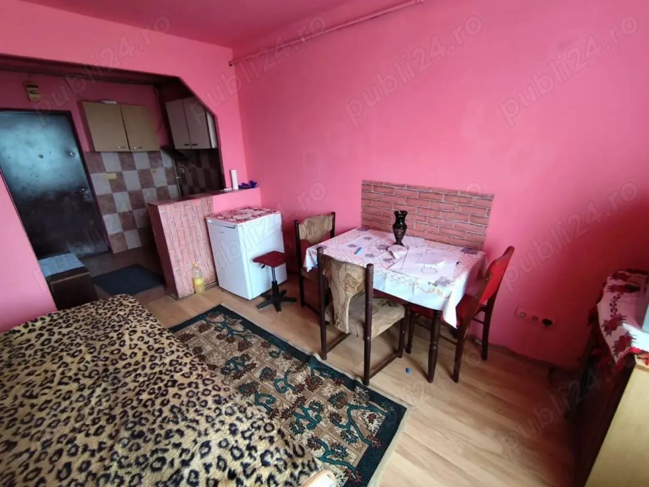 BRASADAS vinde garsoniera 21mp etaj 3/4 in Micro 15. - Agentia Imobiliara BRASADAS vinde garsoniera mobilata si utilata in Micro 15 la etajul 3/4 cu suprafata utila de 21mp.
Geam termopan, ușa de fier, mobilat, utilat, incălzire pe gaz.
Se accepta schimb cu apartament cu 2 sau 3 camere in zona buna.
Www.brasadas.com.