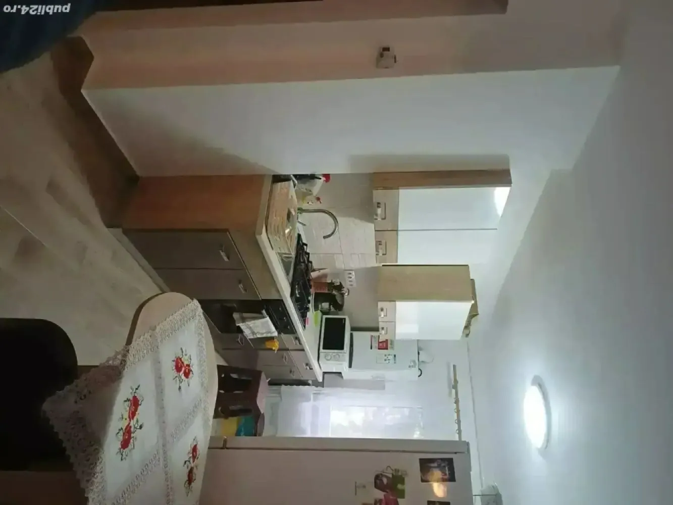 Apartament trei camere Micro 17 - Vand apartament cu trei camere in Micro 17, complet renovat, centrala termica noua.