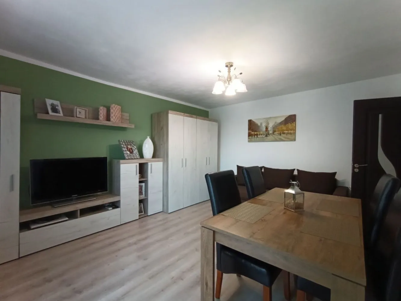 Vând apartament decomandat cu 3 camere, micro 16 - Vând apartament decomandat cu 3 camere (două dormitoare și 1 living), 2 balcoane, 1 baie, 1 bucătărie, 2 holuri. 
Dotări:
Încălzire pe gaz cu microcentrala, curent, apă, canalizare, aer condiționat.
Parchet laminat, geamuri termopan, gresie, faianță, ușă metalică la intrare, uși noi pe interior.
Suprafață utilă: 68,70 mp.
Prețul de vânzare este de 77.000 euro negociabil.
Facilități în zonă: loc de parcare, parc de joaca pentru copii, școli, benzinărie, magazine, brutării, statie de autobuz. Se află la o distanță de 10 minute de mall Nepi, Auchan și Spitalul Județean.
Se vinde mobilat și utilat cu excepția obiectelor personale, decorațiuni și tablouri.
Mai multe detalii în privat.