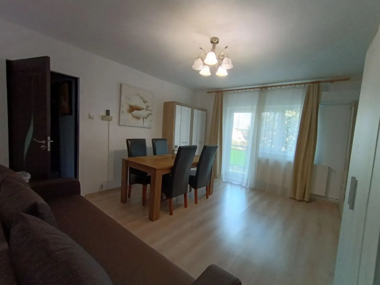 Vând apartament decomandat cu 3 camere, micro 16 - Vând apartament decomandat cu 3 camere (două dormitoare și 1 living), 2 balcoane, 1 baie, 1 bucătărie, 2 holuri. 
Dotări:
Încălzire pe gaz cu microcentrala, curent, apă, canalizare, aer condiționat.
Parchet laminat, geamuri termopan, gresie, faianță, ușă metalică la intrare, uși noi pe interior.
Suprafață utilă: 68,70 mp.
Prețul de vânzare este de 77.000 euro negociabil.
Facilități în zonă: loc de parcare, parc de joaca pentru copii, școli, benzinărie, magazine, brutării, statie de autobuz. Se află la o distanță de 10 minute de mall Nepi, Auchan și Spitalul Județean.
Se vinde mobilat și utilat cu excepția obiectelor personale, decorațiuni și tablouri.
Mai multe detalii în privat.