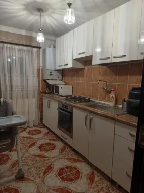 Vând apartament decomandat cu 3 camere, micro 16