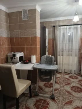 Vând apartament decomandat cu 3 camere, micro 16