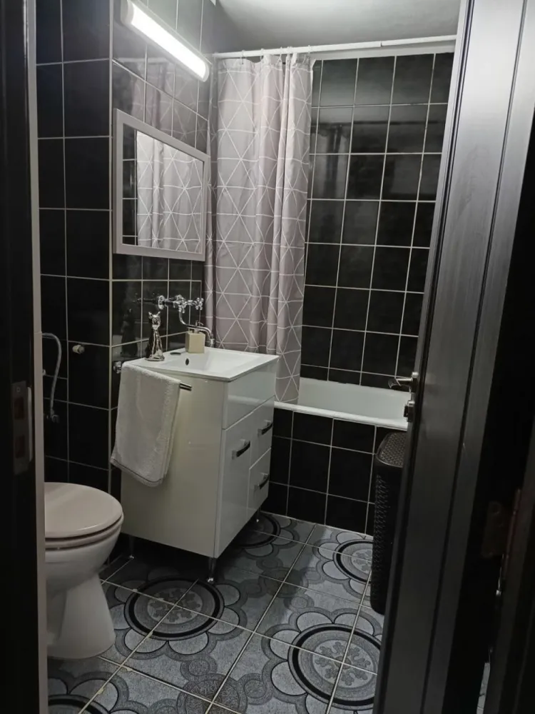 Vând apartament decomandat cu 3 camere, micro 16 - Vând apartament decomandat cu 3 camere (două dormitoare și 1 living), 2 balcoane, 1 baie, 1 bucătărie, 2 holuri. 
Dotări:
Încălzire pe gaz cu microcentrala, curent, apă, canalizare, aer condiționat.
Parchet laminat, geamuri termopan, gresie, faianță, ușă metalică la intrare, uși noi pe interior.
Suprafață utilă: 68,70 mp.
Prețul de vânzare este de 77.000 euro negociabil.
Facilități în zonă: loc de parcare, parc de joaca pentru copii, școli, benzinărie, magazine, brutării, statie de autobuz. Se află la o distanță de 10 minute de mall Nepi, Auchan și Spitalul Județean.
Se vinde mobilat și utilat cu excepția obiectelor personale, decorațiuni și tablouri.
Mai multe detalii în privat.