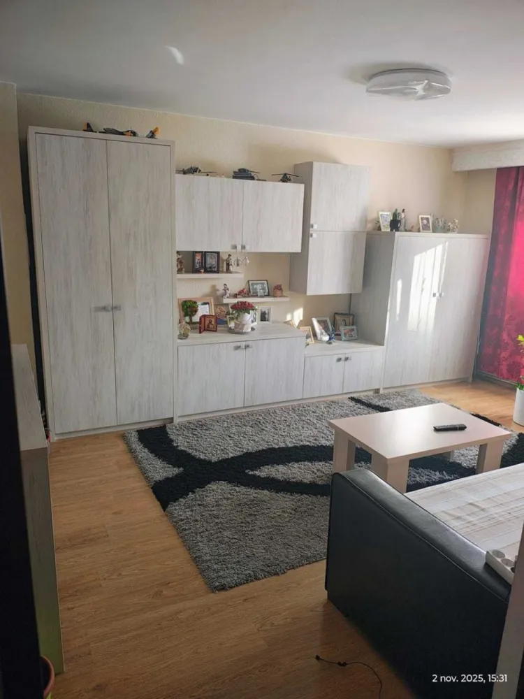 BRASADAS vinde ap 3 cam etaj 4/4 in Carpati 2. - Agentia Imobiliara BRASADAS vinde apartament in Carpați 2 la etajul 4/4. 
Liber de sarcini, 3 camere decomandate, 2 bai, 2 balcoane, geamuri termopan, beci. 
Se vinde complet mobilat si utilat.
Www.brasadas.com.