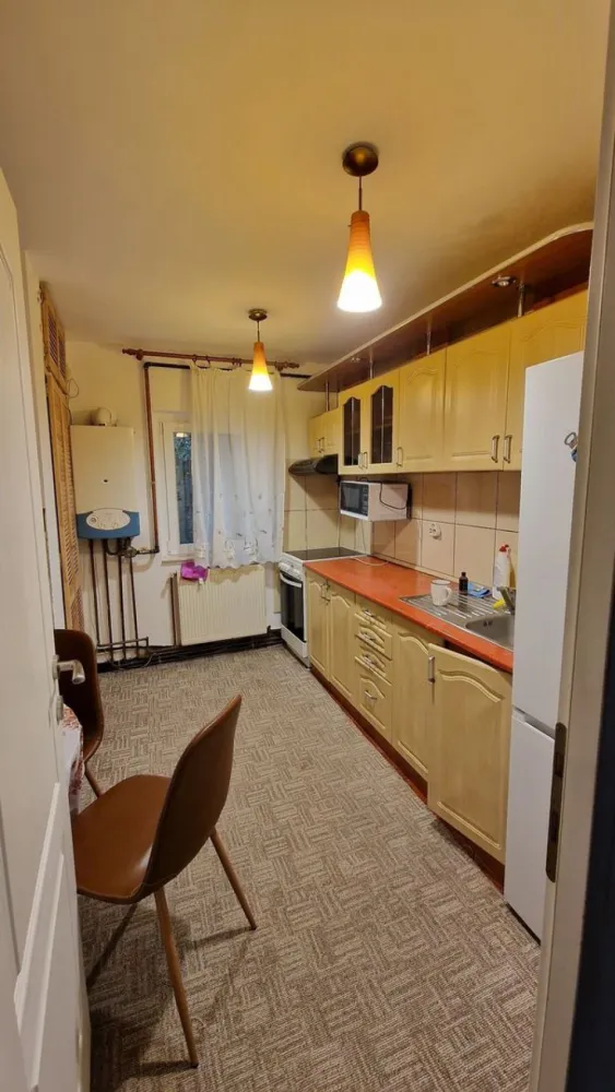 BRASADAS vinde ap 3 cam etaj 4/4 in Micro 16. - Agentia Imobiliara BRASADAS vinde apartament cu 3 camere decomandate, 2 bai, 2 balcoane în Micro 16 et.4/4. 

Se vinde mobilat. Un balcon este închis cu termopane.
Apartamentul este finisat are centrala termica, aer conditionat.