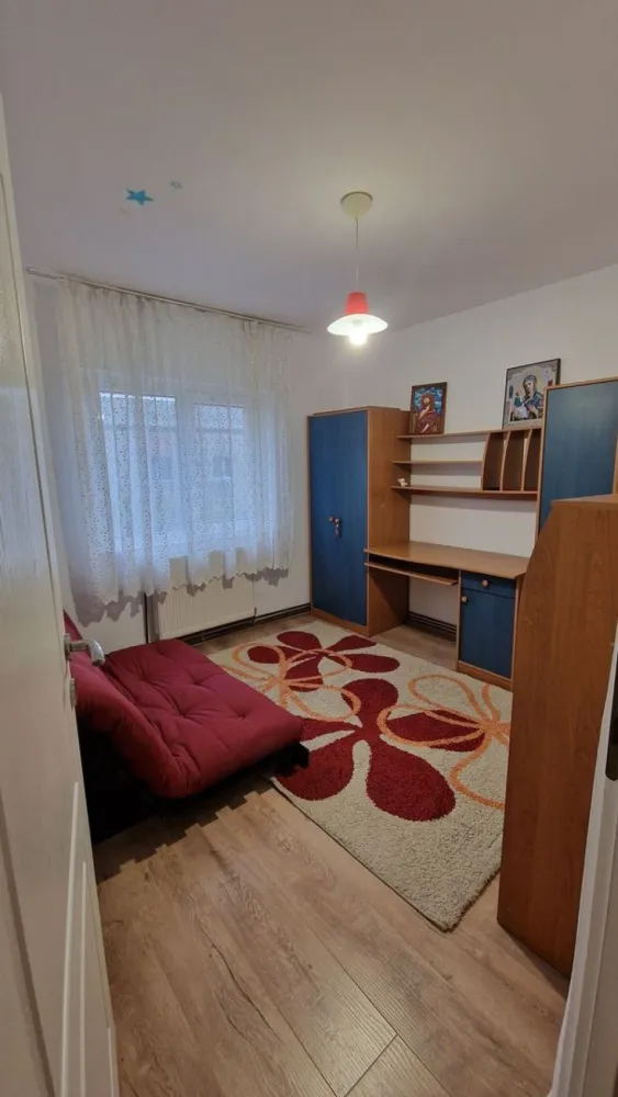 BRASADAS vinde ap 3 cam etaj 4/4 in Micro 16. - Agentia Imobiliara BRASADAS vinde apartament cu 3 camere decomandate, 2 bai, 2 balcoane în Micro 16 et.4/4. 

Se vinde mobilat. Un balcon este închis cu termopane.
Apartamentul este finisat are centrala termica, aer conditionat.