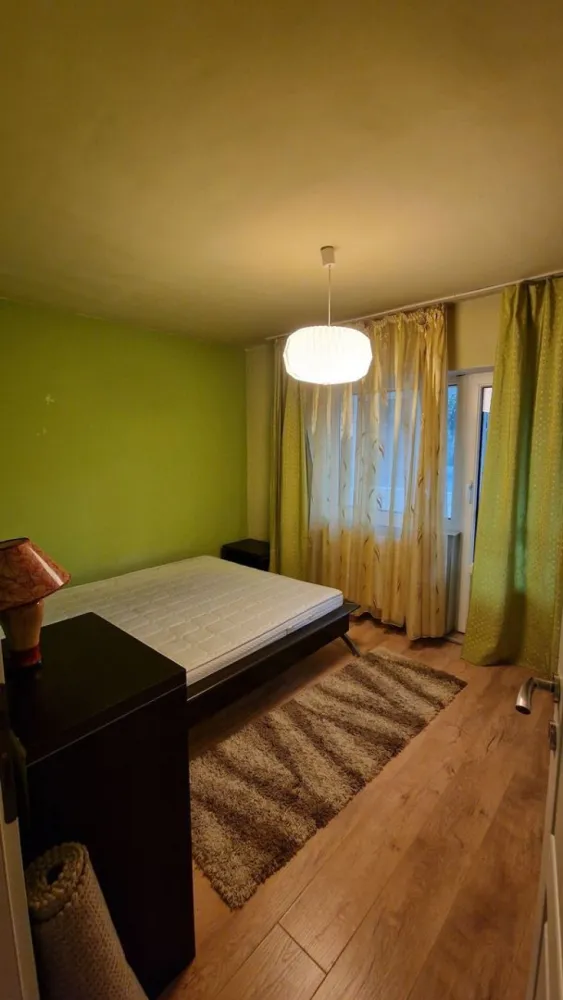 BRASADAS vinde ap 3 cam etaj 4/4 in Micro 16. - Agentia Imobiliara BRASADAS vinde apartament cu 3 camere decomandate, 2 bai, 2 balcoane în Micro 16 et.4/4. 

Se vinde mobilat. Un balcon este închis cu termopane.
Apartamentul este finisat are centrala termica, aer conditionat.