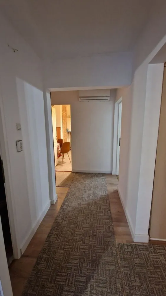 BRASADAS vinde ap 3 cam etaj 4/4 in Micro 16. - Agentia Imobiliara BRASADAS vinde apartament cu 3 camere decomandate, 2 bai, 2 balcoane în Micro 16 et.4/4. 

Se vinde mobilat. Un balcon este închis cu termopane.
Apartamentul este finisat are centrala termica, aer conditionat.