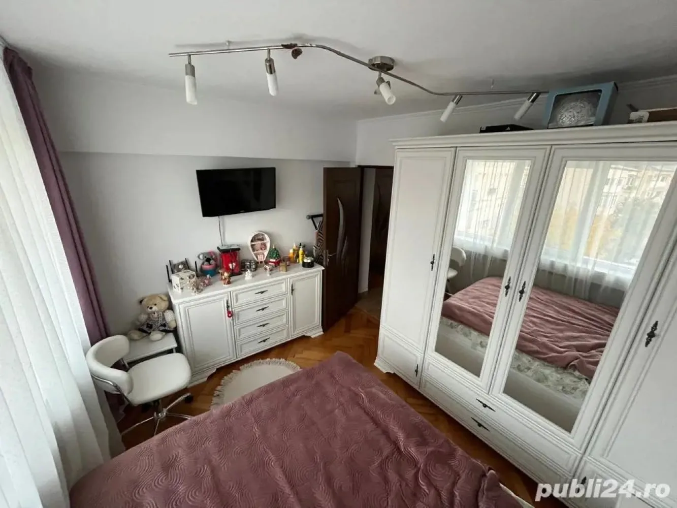 BRASADAS vinde ap 3 cam etaj 4/4 Micro 16 Bd. Sănătății. - Agentia Imobiliara BRASADAS vinde apartament semifinisat cu 3 camere in Micro 16 Bulevardul Sănătății.
Etaj: 4/4. Suprafață utilă: 96 mp.

 Compartimentare:
 Living spațios
 2 dormitoare luminoase
 Bucătărie încăpătoare
 2 holuri
 1 baie
 1 dressing
 2 balcoane
 2 spații de depozitare (ideale pentru borcane, provizii sau obiecte gospodărești)

 Detalii și îmbunătățiri:
 Acoperiș nou, anvelopat și hidroizolat cu membrană modernă
 Instalație electrică complet schimbată
 Apartament luminos, bine compartimentat și întreținut

 Situat într-o zonă liniștită, cu acces facil la mijloace de transport, magazine, școli și parcuri.

 Www.brasadas.com.