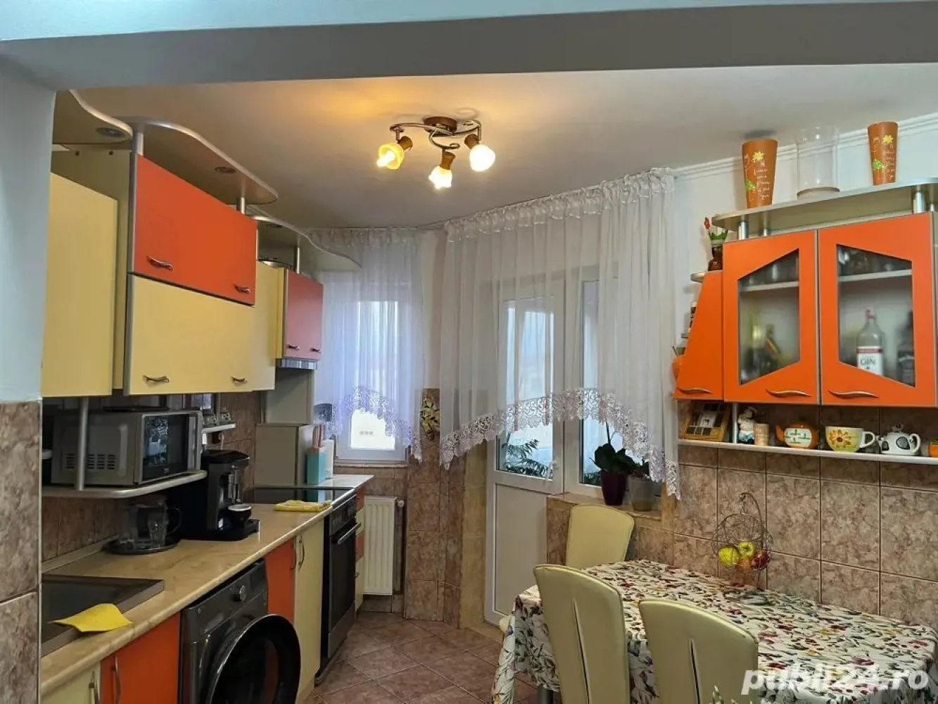 BRASADAS vinde ap 3 cam etaj 4/4 Micro 16 Bd. Sănătății. - Agentia Imobiliara BRASADAS vinde apartament semifinisat cu 3 camere in Micro 16 Bulevardul Sănătății.
Etaj: 4/4. Suprafață utilă: 96 mp.

 Compartimentare:
 Living spațios
 2 dormitoare luminoase
 Bucătărie încăpătoare
 2 holuri
 1 baie
 1 dressing
 2 balcoane
 2 spații de depozitare (ideale pentru borcane, provizii sau obiecte gospodărești)

 Detalii și îmbunătățiri:
 Acoperiș nou, anvelopat și hidroizolat cu membrană modernă
 Instalație electrică complet schimbată
 Apartament luminos, bine compartimentat și întreținut

 Situat într-o zonă liniștită, cu acces facil la mijloace de transport, magazine, școli și parcuri.

 Www.brasadas.com.