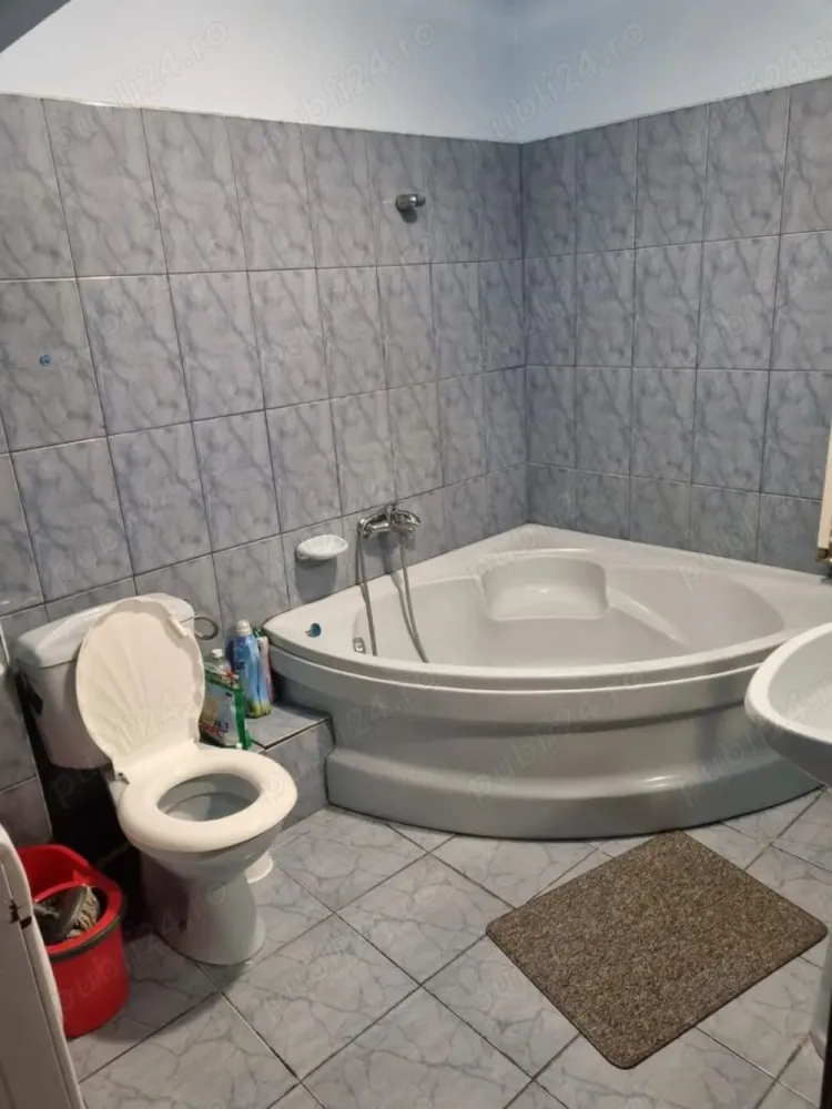 BRASADAS vinde ap 3 cam etaj 4/4 in Micro 17. - Agenția imobiliara BRASADAS vinde apartament cu 3 camere+balcon la etajul 4/4 in Micro 17.
Lângă școala Lucian Blaga cu suprafața de 66 mp. 
Www.brasadas.com.