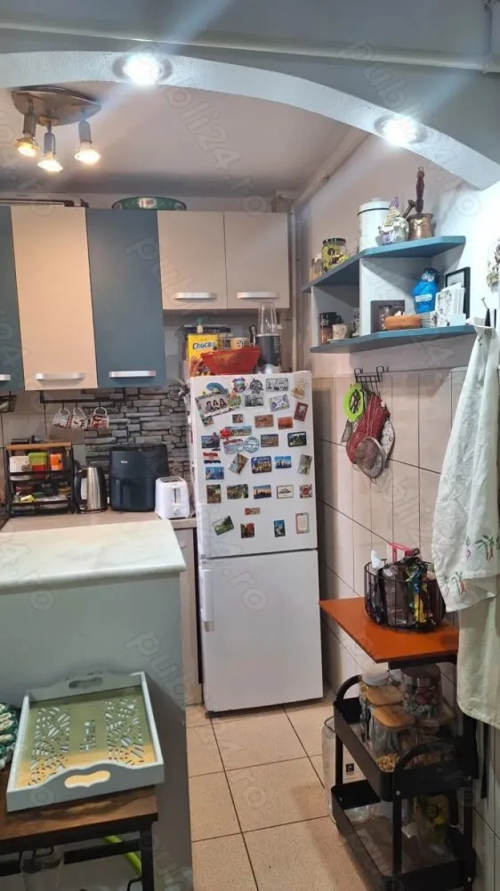 BRASADAS vinde ap 3 cam etajul 1 pe Botizului - Agentia imobiliara BRASADAS vinde apartament cu 3 camere (una decomandată, două semidecomandate) balcon etaj 1 in bloc din cărămidă, izolație termică exterioară, geamuri termopane, ușă intrare metalică, centrală proprie. În apropiere stație autobuz, benzinărie, magazine alimentare.
www.brasadas.com.