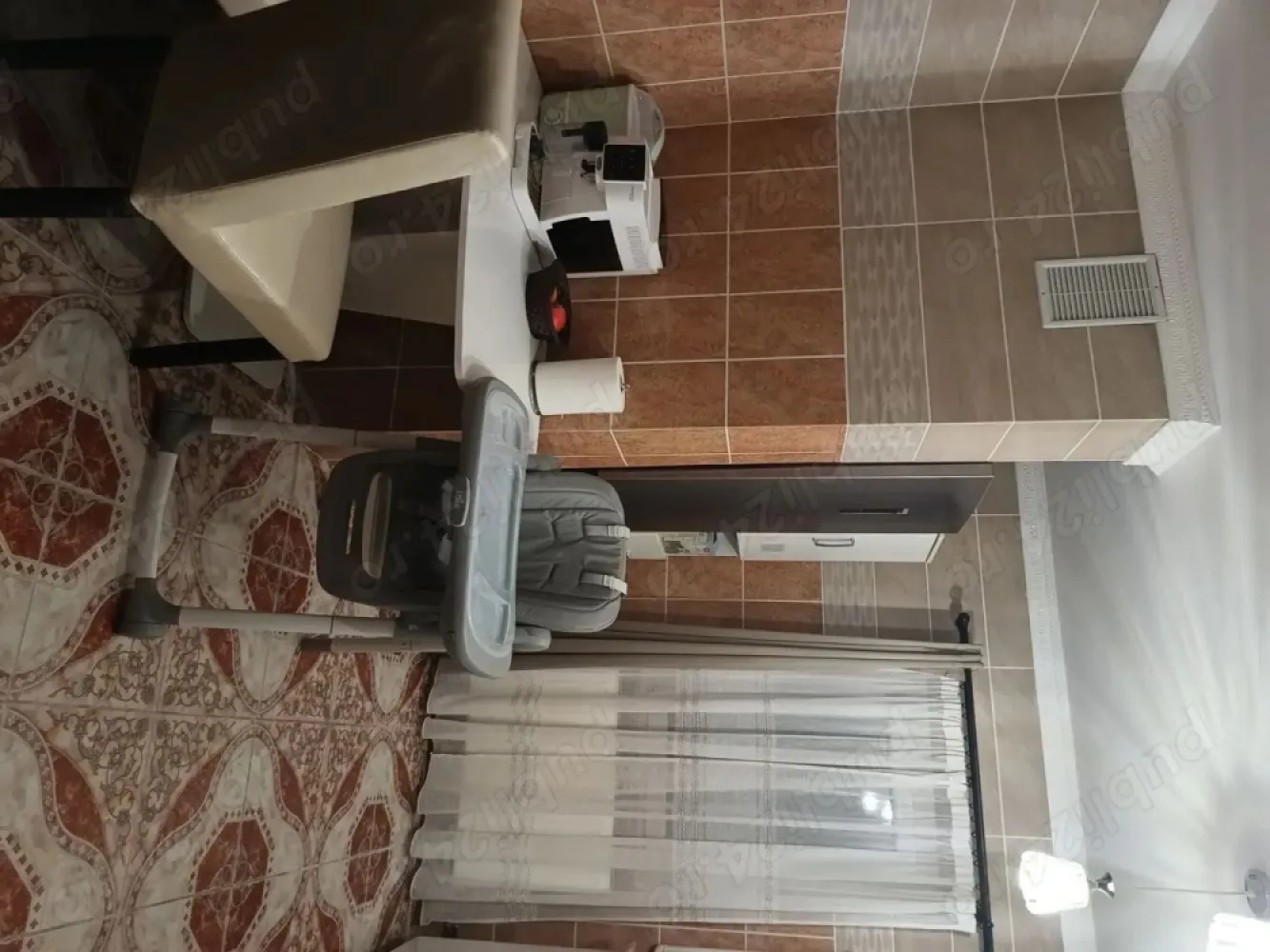 BRASADAS vinde ap 3 cam etaj 4/4 in Micro 16. - Agenția imobiliara BRASADAS vinde apartament cu 3 camere in Micro 16 la etajul 4/4.
Apartamentul are două dormitoare și 1 living, 2 balcoane, 1 baie, 1 bucătărie, 2 holuri. 
Încălzire pe gaz cu microcentrala, curent, apă, canalizare, aer condiționat.
Parchet laminat, geamuri termopan, gresie, faianță, ușă metalică la intrare, uși noi pe interior.
Suprafață utilă: 68,70 mp.
Facilități în zonă: loc de parcare, parc de joaca pentru copii, școli, benzinărie, magazine, brutării, statie de autobuz, stație de taxi. Se află la o distanță de 10 minute de mall Nepi, Auchan și Spitalul Județean.
Se vinde mobilat și utilat.
Www.brasadas.com.