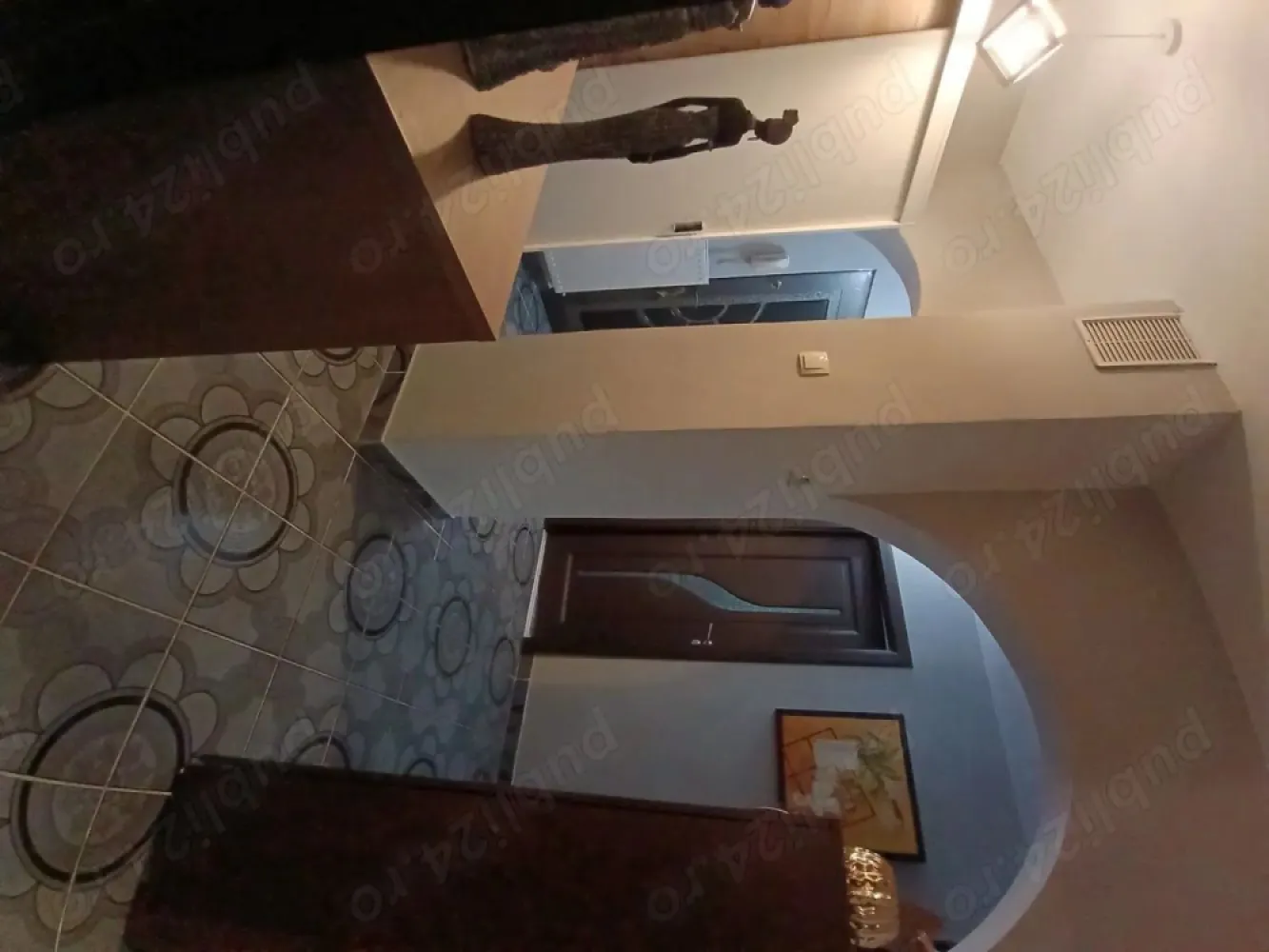 BRASADAS vinde ap 3 cam etaj 4/4 in Micro 16. - Agenția imobiliara BRASADAS vinde apartament cu 3 camere in Micro 16 la etajul 4/4.
Apartamentul are două dormitoare și 1 living, 2 balcoane, 1 baie, 1 bucătărie, 2 holuri. 
Încălzire pe gaz cu microcentrala, curent, apă, canalizare, aer condiționat.
Parchet laminat, geamuri termopan, gresie, faianță, ușă metalică la intrare, uși noi pe interior.
Suprafață utilă: 68,70 mp.
Facilități în zonă: loc de parcare, parc de joaca pentru copii, școli, benzinărie, magazine, brutării, statie de autobuz, stație de taxi. Se află la o distanță de 10 minute de mall Nepi, Auchan și Spitalul Județean.
Se vinde mobilat și utilat.
Www.brasadas.com.