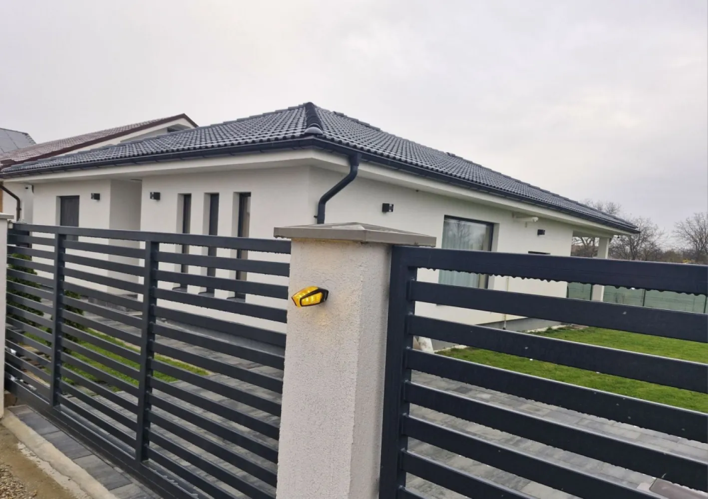 BRASADAS vinde casă în Mărtinești - Agentia Imobiliara BRASADAS vinde casă în Mărtinești construită în 2021, teren 400mp, suprafață utilă 120mp, 
Casa are 3 camere, 2 băi, încălzire în pardoseală, aer condiționat, sistem supraveghere, poartă automatizată.
Se vinde semi mobilat.
www.brasadas.com.