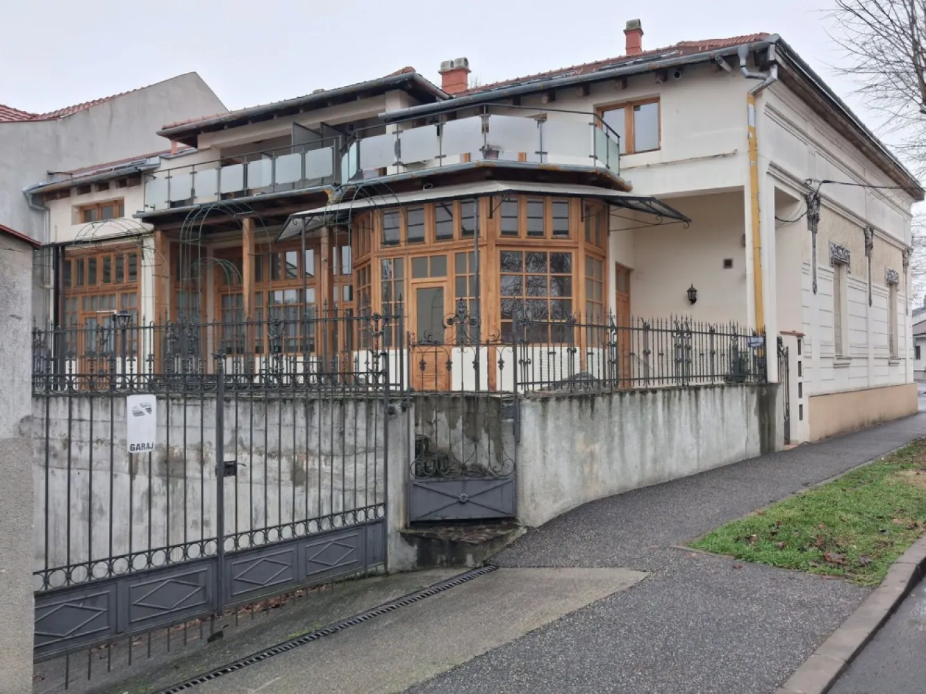 BRASADAS vinde prin REPREZENTARE EXCLUSIVA cladire Titulescu - Agentia imobiliara BRASADAS vinde prin REPREZENTARE EXCLUSIVA imobil compus din 4 apartamente cu intrari si contorizari separate in zona Titulescu, strada Constantin Brancusi.
Suprafete utile de 202mp 110mp 87.63mp.
Comisionul este 0% pentru comparator.
Colaboram cu toate agentiile imobiliare interesate.
Www.brasadas.com.
