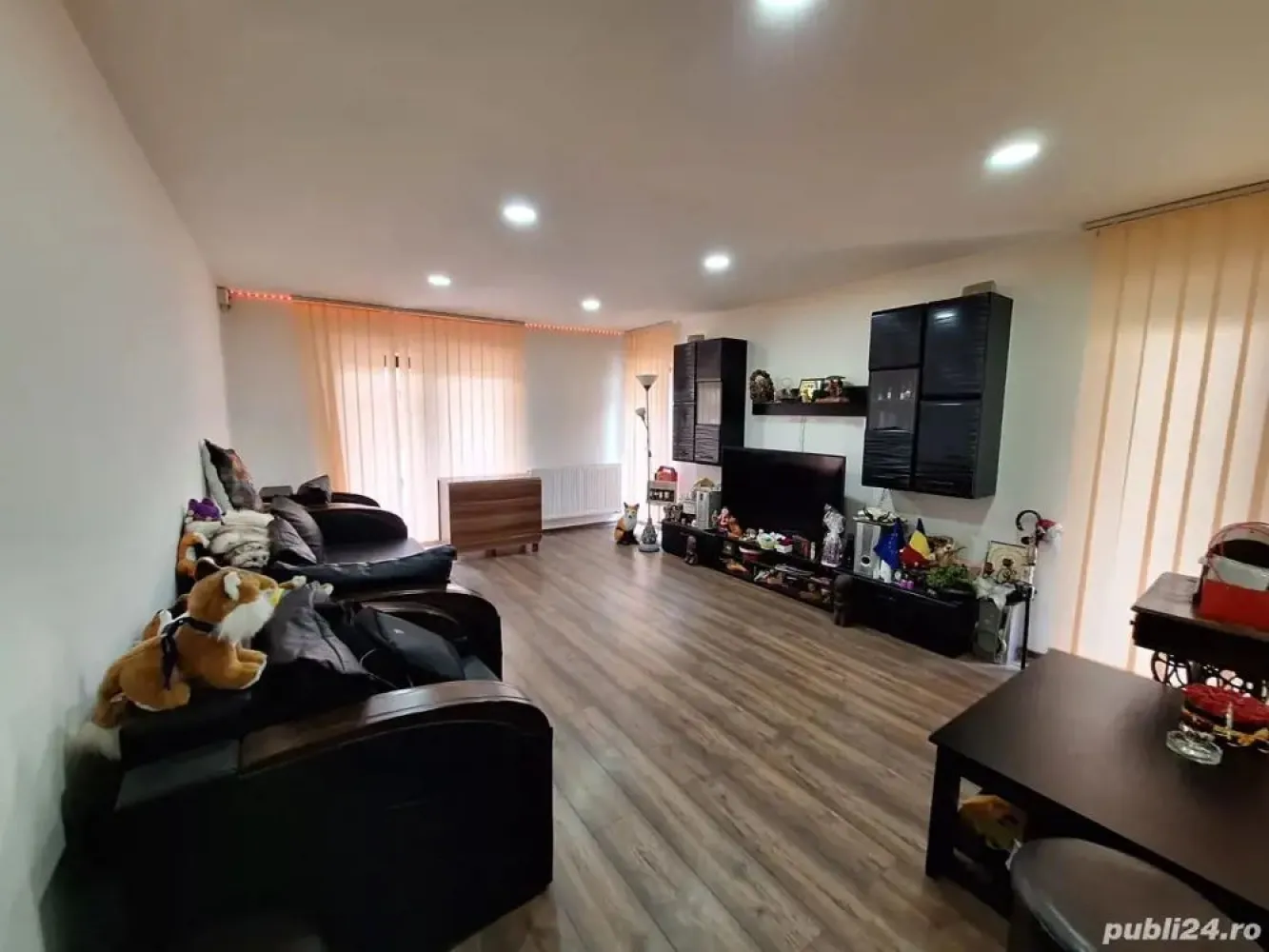 BRASADAS vinde DUPLEX tip P+E 164 mp. utili. - Agentia imobiliara BRASADAS vinde DUPLEX in zona Edgar Quinet. cu suprafata utila de 164 mp.
La parter living bucatarie cu spatiu de depozitare camera baie 
la etaj sunt 2 dormitoare cu baie comuna plus dormitor cu dresing si baie proprie
In pod este loc pentru depozitare. 
Curtea este de 210 metri pătrați cu anexe.
Se vine mobilat si utilat.
www,brasadas.com.