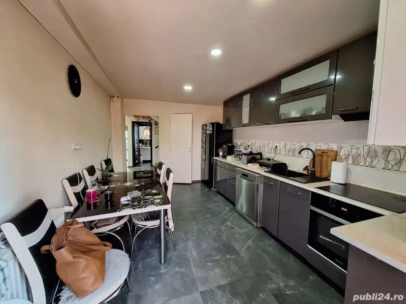 BRASADAS vinde DUPLEX tip P+E 164 mp. utili. - Agentia imobiliara BRASADAS vinde DUPLEX in zona Edgar Quinet. cu suprafata utila de 164 mp.
La parter living bucatarie cu spatiu de depozitare camera baie 
la etaj sunt 2 dormitoare cu baie comuna plus dormitor cu dresing si baie proprie
In pod este loc pentru depozitare. 
Curtea este de 210 metri pătrați cu anexe.
Se vine mobilat si utilat.
www,brasadas.com.