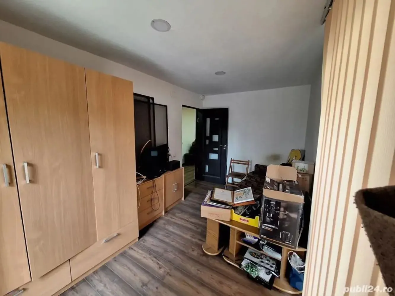BRASADAS vinde DUPLEX tip P+E 164 mp. utili. - Agentia imobiliara BRASADAS vinde DUPLEX in zona Edgar Quinet. cu suprafata utila de 164 mp.
La parter living bucatarie cu spatiu de depozitare camera baie 
la etaj sunt 2 dormitoare cu baie comuna plus dormitor cu dresing si baie proprie
In pod este loc pentru depozitare. 
Curtea este de 210 metri pătrați cu anexe.
Se vine mobilat si utilat.
www,brasadas.com.