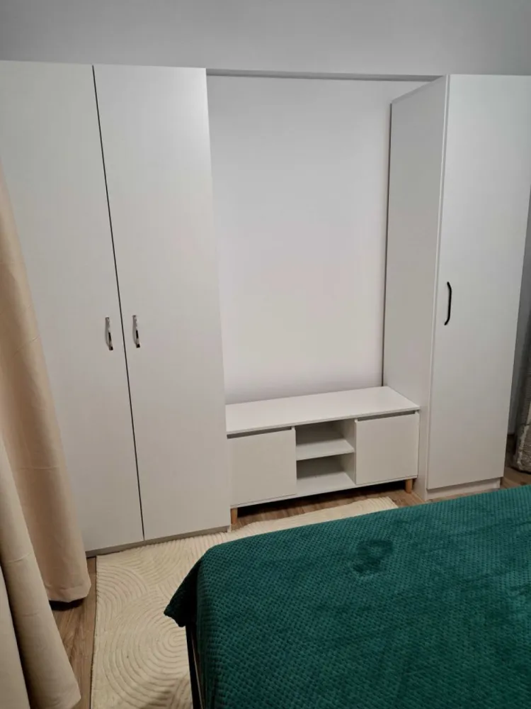 BRASADAS închiriază – Apartament 2 camere Str. Secuilor - BRASADAS închiriază – Apartament 2 camere • 54 mp • Str. Secuilor • Sector 4

Închiriez apartament 2 camere, semidecomandat, 54 mp, proaspăt renovat, situat pe Str. Secuilor nr. 10, Sector 4.
Locuința este complet mobilată și utilată, cu mobilier nou și electrocasnice moderne: frigider nou, mașină de spălat, aer condiționat.

✔ Bucătărie foarte mare + cămară separată
✔ Sufragerie spațioasă
✔ Balcon generos cu spațiu amplu de depozitare
✔ Lift nou cu muzică ambientală
✔ Zonă liniștită, cu magazine non-stop
✔ Acceptăm animal mic

📍 Localizare excelentă:
– Metrou Piața Sudului
– Mall Sun Plaza (vizibil din balcon)
– Piață agroalimentară
– Parcul Tineretului
– Școli, spitale, magazine

💶 Chirie: 500 EUR (negociabil)
📅 Disponibil de la sfârșitul lunii Noiembrie
🕒 Vizionări după ora 19:00

📞 DETALII: 0745964492 – ALEX
🌐 www.brasadas.com