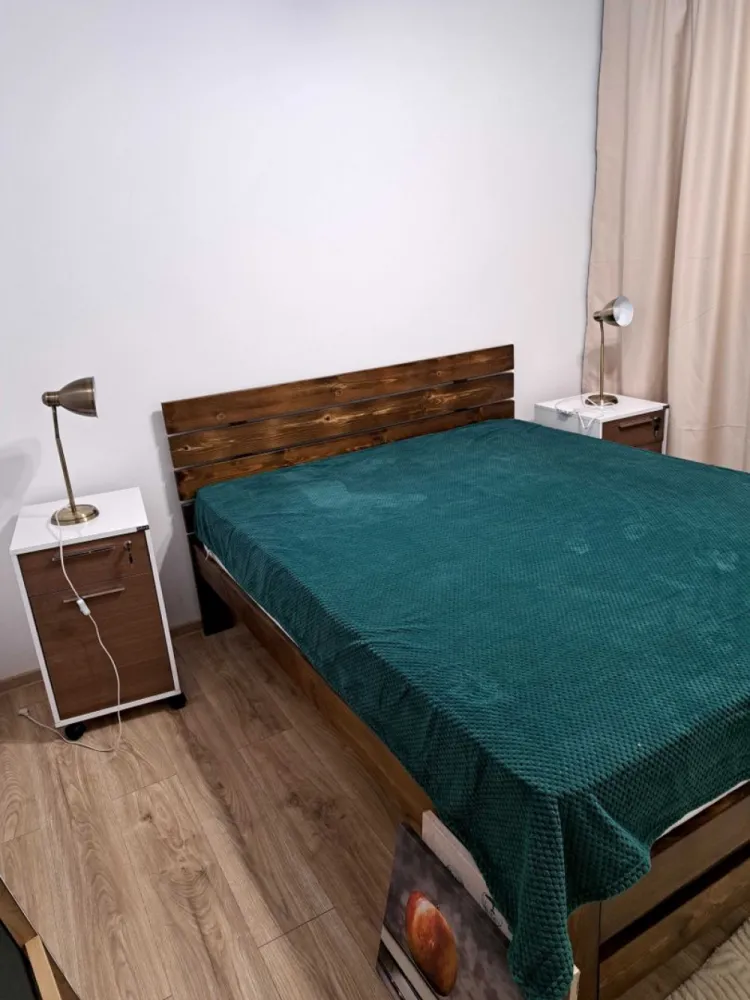 BRASADAS închiriază – Apartament 2 camere Str. Secuilor - BRASADAS închiriază – Apartament 2 camere • 54 mp • Str. Secuilor • Sector 4

Închiriez apartament 2 camere, semidecomandat, 54 mp, proaspăt renovat, situat pe Str. Secuilor nr. 10, Sector 4.
Locuința este complet mobilată și utilată, cu mobilier nou și electrocasnice moderne: frigider nou, mașină de spălat, aer condiționat.

✔ Bucătărie foarte mare + cămară separată
✔ Sufragerie spațioasă
✔ Balcon generos cu spațiu amplu de depozitare
✔ Lift nou cu muzică ambientală
✔ Zonă liniștită, cu magazine non-stop
✔ Acceptăm animal mic

📍 Localizare excelentă:
– Metrou Piața Sudului
– Mall Sun Plaza (vizibil din balcon)
– Piață agroalimentară
– Parcul Tineretului
– Școli, spitale, magazine

💶 Chirie: 500 EUR (negociabil)
📅 Disponibil de la sfârșitul lunii Noiembrie
🕒 Vizionări după ora 19:00

📞 DETALII: 0745964492 – ALEX
🌐 www.brasadas.com
