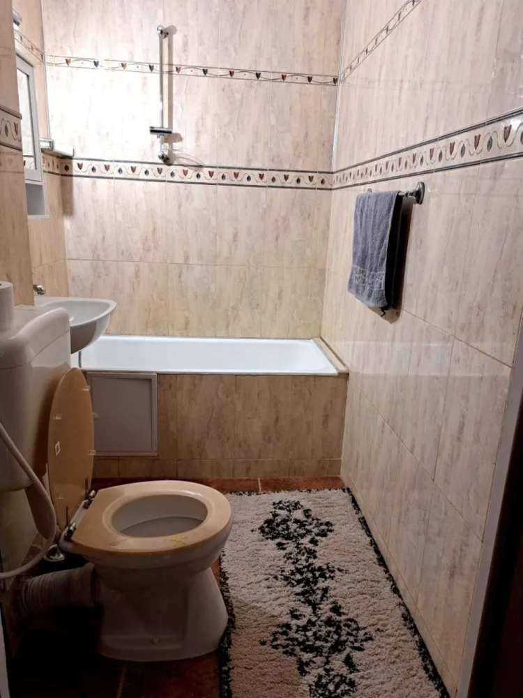 BRASADAS închiriază – Apartament 2 camere Str. Secuilor - BRASADAS închiriază – Apartament 2 camere • 54 mp • Str. Secuilor • Sector 4

Închiriez apartament 2 camere, semidecomandat, 54 mp, proaspăt renovat, situat pe Str. Secuilor nr. 10, Sector 4.
Locuința este complet mobilată și utilată, cu mobilier nou și electrocasnice moderne: frigider nou, mașină de spălat, aer condiționat.

✔ Bucătărie foarte mare + cămară separată
✔ Sufragerie spațioasă
✔ Balcon generos cu spațiu amplu de depozitare
✔ Lift nou cu muzică ambientală
✔ Zonă liniștită, cu magazine non-stop
✔ Acceptăm animal mic

📍 Localizare excelentă:
– Metrou Piața Sudului
– Mall Sun Plaza (vizibil din balcon)
– Piață agroalimentară
– Parcul Tineretului
– Școli, spitale, magazine

💶 Chirie: 500 EUR (negociabil)
📅 Disponibil de la sfârșitul lunii Noiembrie
🕒 Vizionări după ora 19:00

📞 DETALII: 0745964492 – ALEX
🌐 www.brasadas.com