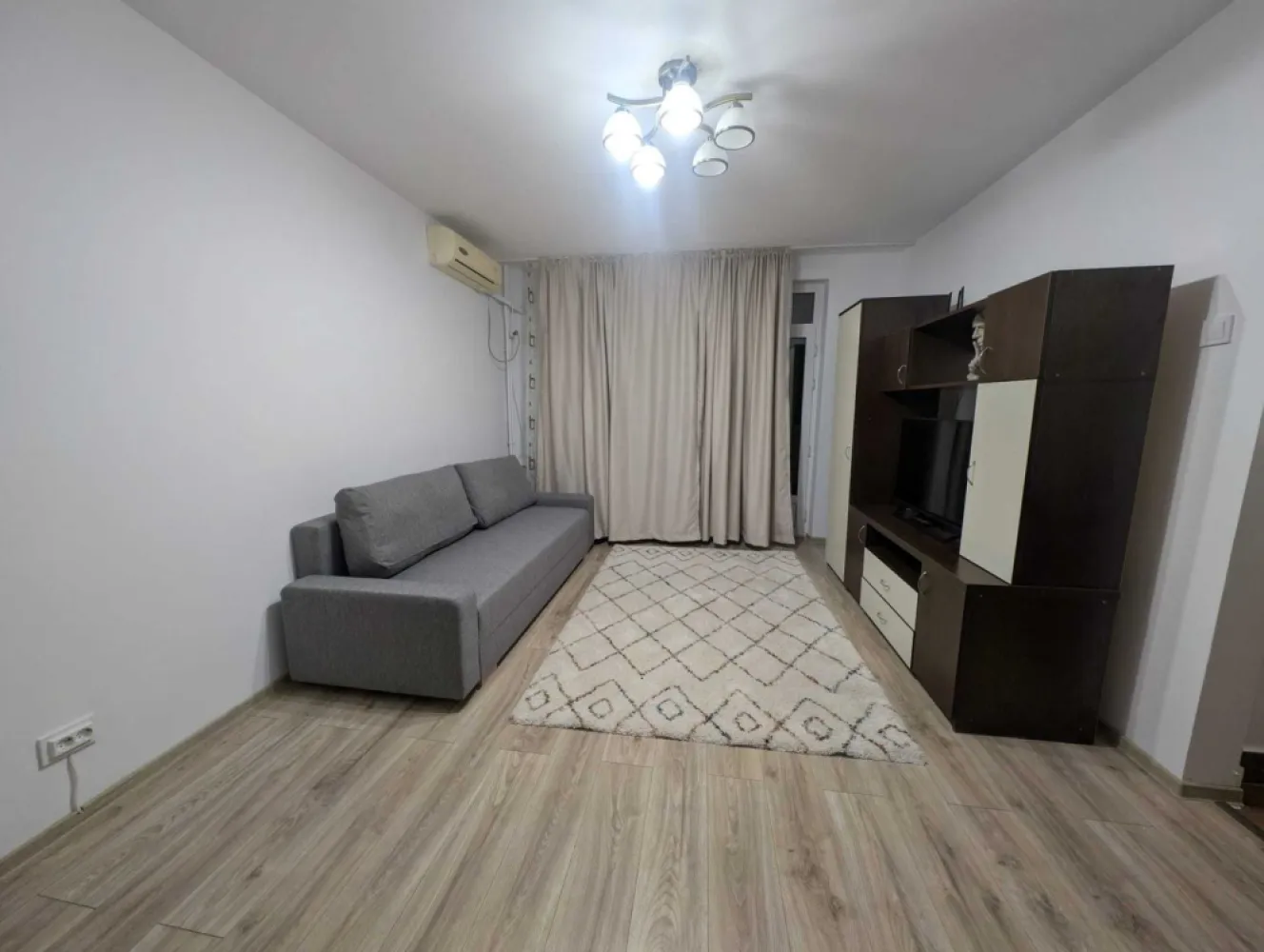BRASADAS închiriază – Apartament 2 camere Str. Secuilor - BRASADAS închiriază – Apartament 2 camere • 54 mp • Str. Secuilor • Sector 4

Închiriez apartament 2 camere, semidecomandat, 54 mp, proaspăt renovat, situat pe Str. Secuilor nr. 10, Sector 4.
Locuința este complet mobilată și utilată, cu mobilier nou și electrocasnice moderne: frigider nou, mașină de spălat, aer condiționat.

✔ Bucătărie foarte mare + cămară separată
✔ Sufragerie spațioasă
✔ Balcon generos cu spațiu amplu de depozitare
✔ Lift nou cu muzică ambientală
✔ Zonă liniștită, cu magazine non-stop
✔ Acceptăm animal mic

📍 Localizare excelentă:
– Metrou Piața Sudului
– Mall Sun Plaza (vizibil din balcon)
– Piață agroalimentară
– Parcul Tineretului
– Școli, spitale, magazine

💶 Chirie: 500 EUR (negociabil)
📅 Disponibil de la sfârșitul lunii Noiembrie
🕒 Vizionări după ora 19:00

📞 DETALII: 0745964492 – ALEX
🌐 www.brasadas.com