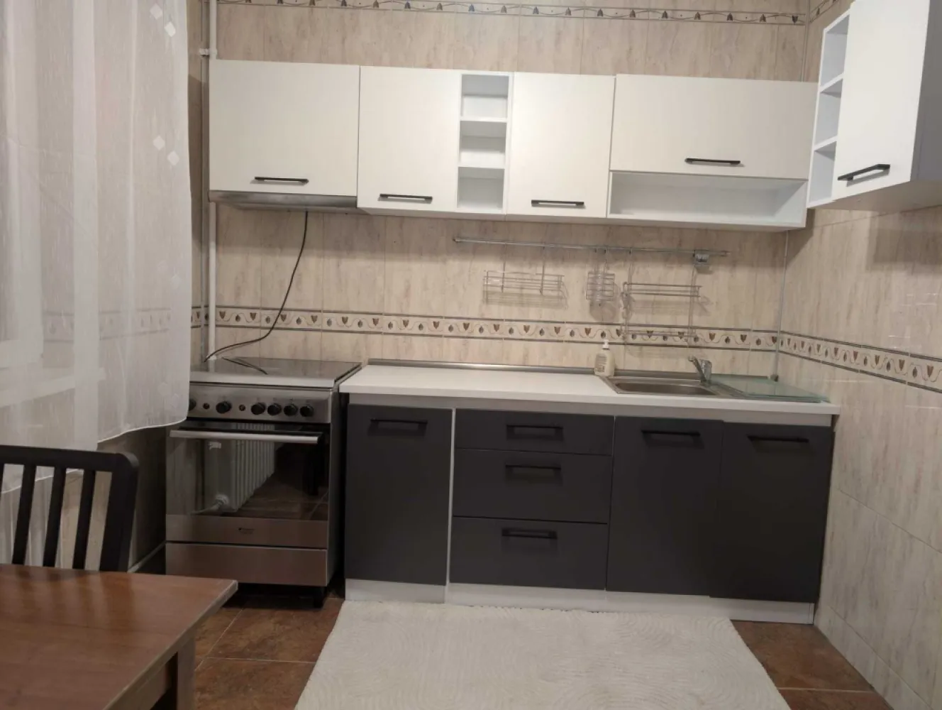 BRASADAS închiriază – Apartament 2 camere Str. Secuilor - BRASADAS închiriază – Apartament 2 camere • 54 mp • Str. Secuilor • Sector 4

Închiriez apartament 2 camere, semidecomandat, 54 mp, proaspăt renovat, situat pe Str. Secuilor nr. 10, Sector 4.
Locuința este complet mobilată și utilată, cu mobilier nou și electrocasnice moderne: frigider nou, mașină de spălat, aer condiționat.

✔ Bucătărie foarte mare + cămară separată
✔ Sufragerie spațioasă
✔ Balcon generos cu spațiu amplu de depozitare
✔ Lift nou cu muzică ambientală
✔ Zonă liniștită, cu magazine non-stop
✔ Acceptăm animal mic

📍 Localizare excelentă:
– Metrou Piața Sudului
– Mall Sun Plaza (vizibil din balcon)
– Piață agroalimentară
– Parcul Tineretului
– Școli, spitale, magazine

💶 Chirie: 500 EUR (negociabil)
📅 Disponibil de la sfârșitul lunii Noiembrie
🕒 Vizionări după ora 19:00

📞 DETALII: 0745964492 – ALEX
🌐 www.brasadas.com