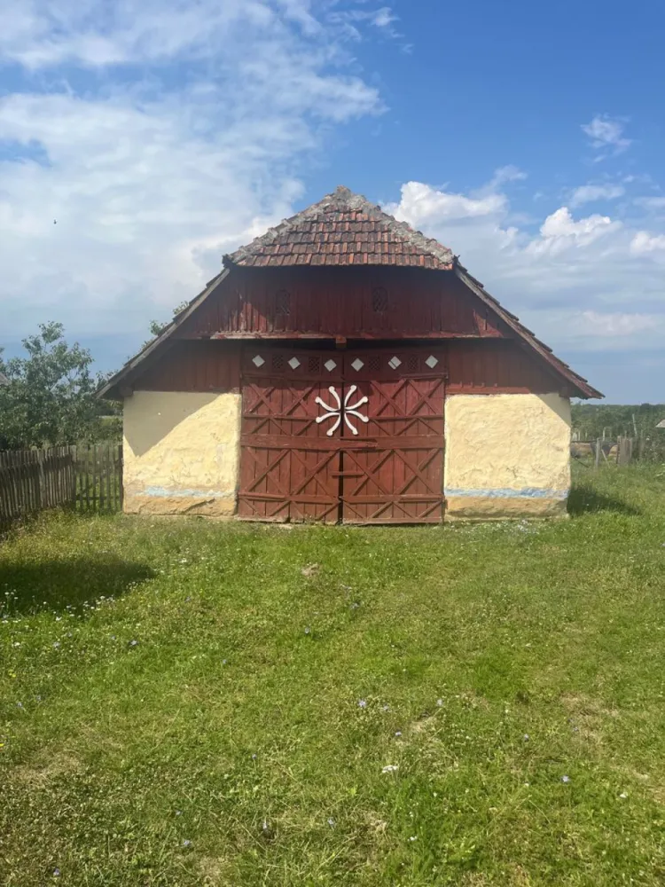 Casă de vânzare localitatea Măriuș - Casă de vânzare, în localitatea Măriuș nr 10 ,com Valea Vinului SM ,Casa are 3 camere hol(antreu) și cămară..fîntînă cu apă,șură tradițională,și o lemnărie....ogradă cu pomi fructiferi în suprafață de 1 hectar,cu extras cf ,actele sunt la zi,necesită doar contract de vânzare cumpărare! Tel 07******17